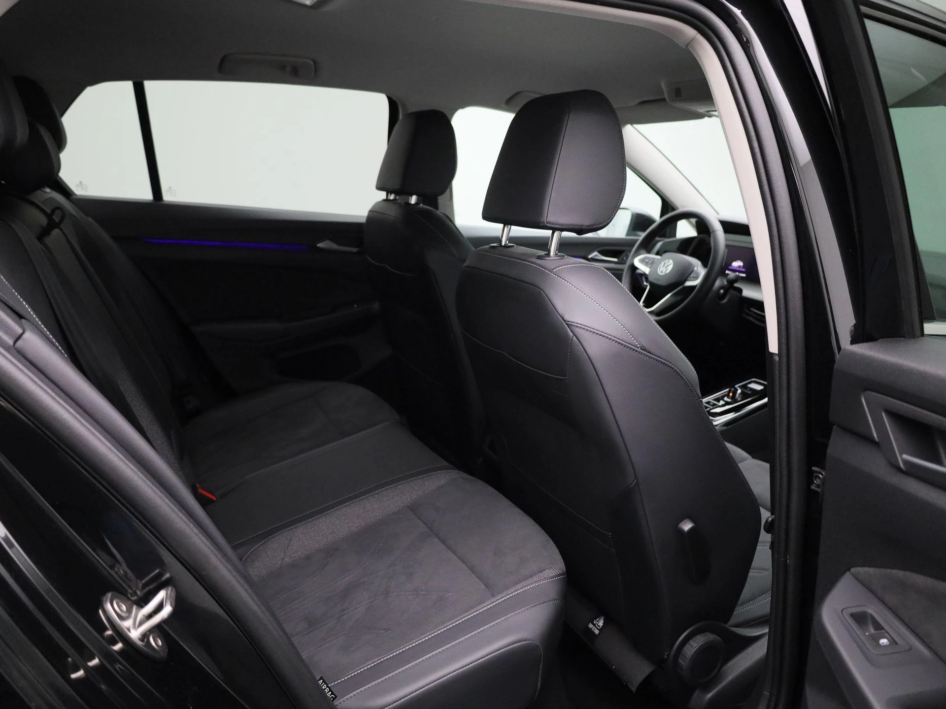Volkswagen-Golf-image-38