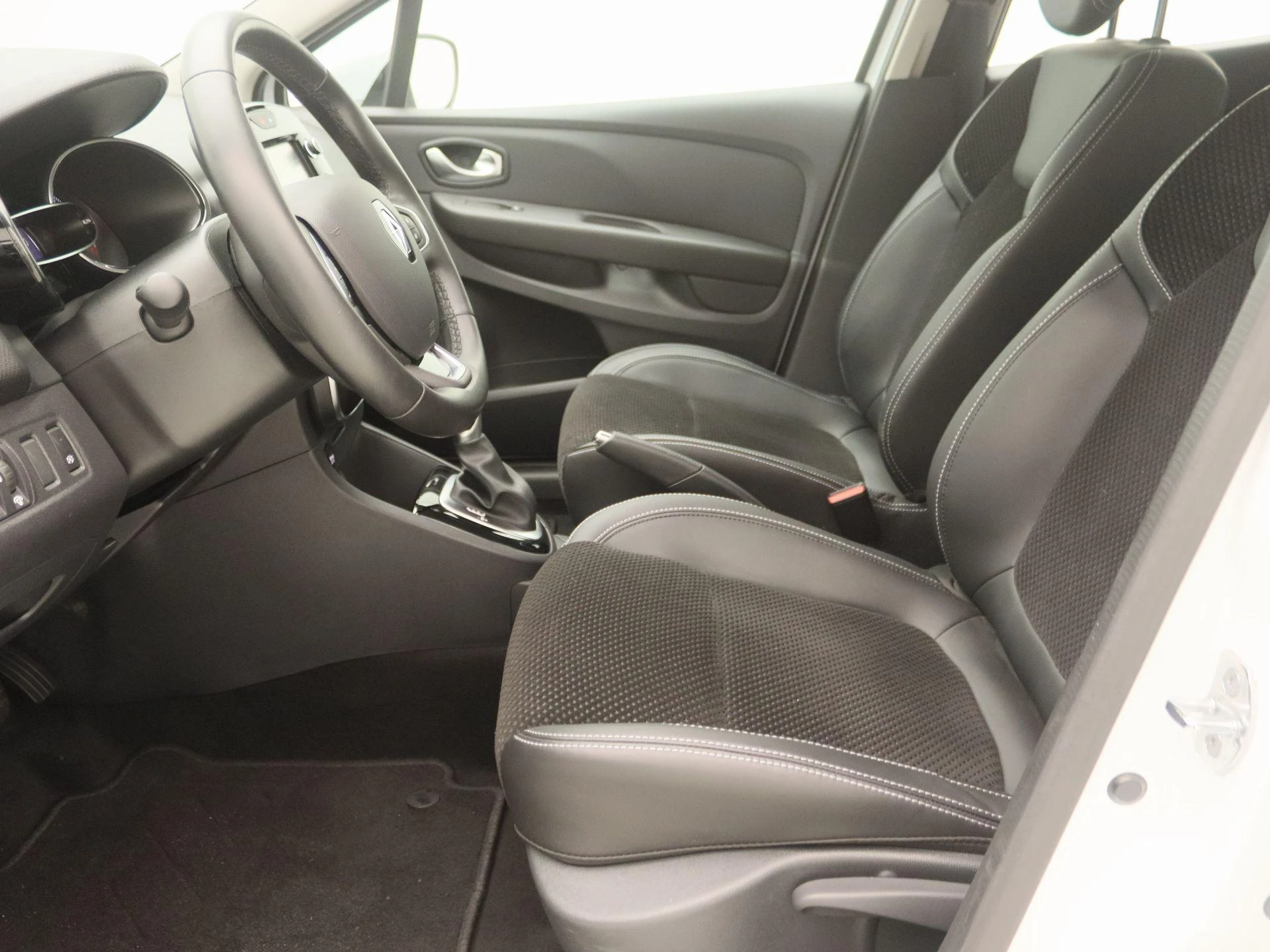 Renault-Clio-image-11