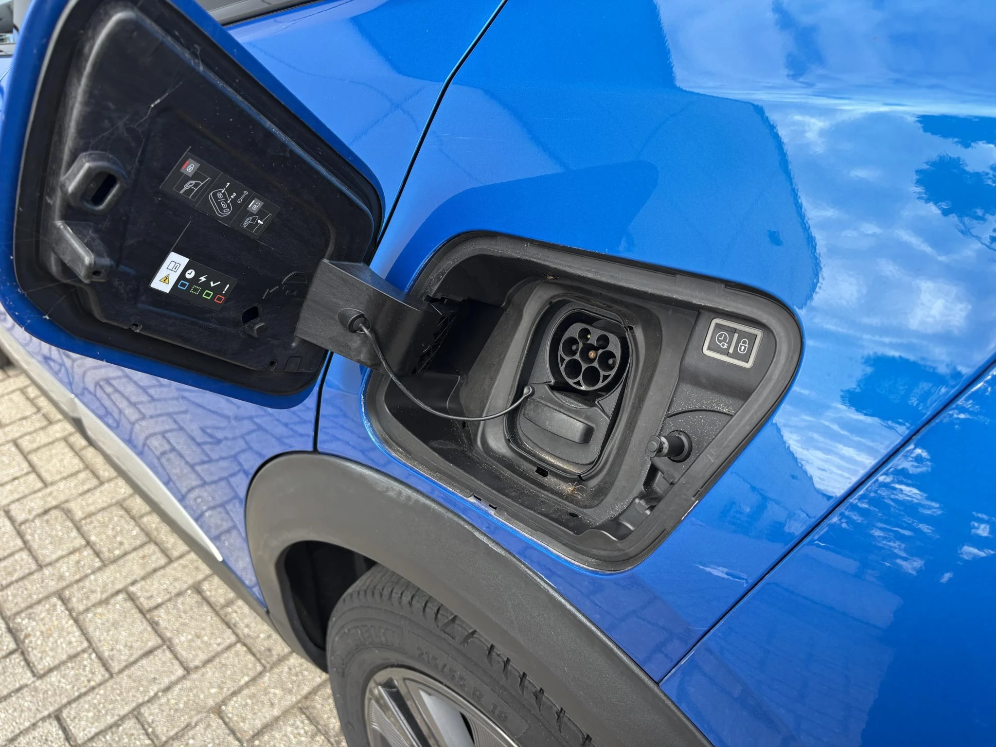 Peugeot-e-2008-image-12