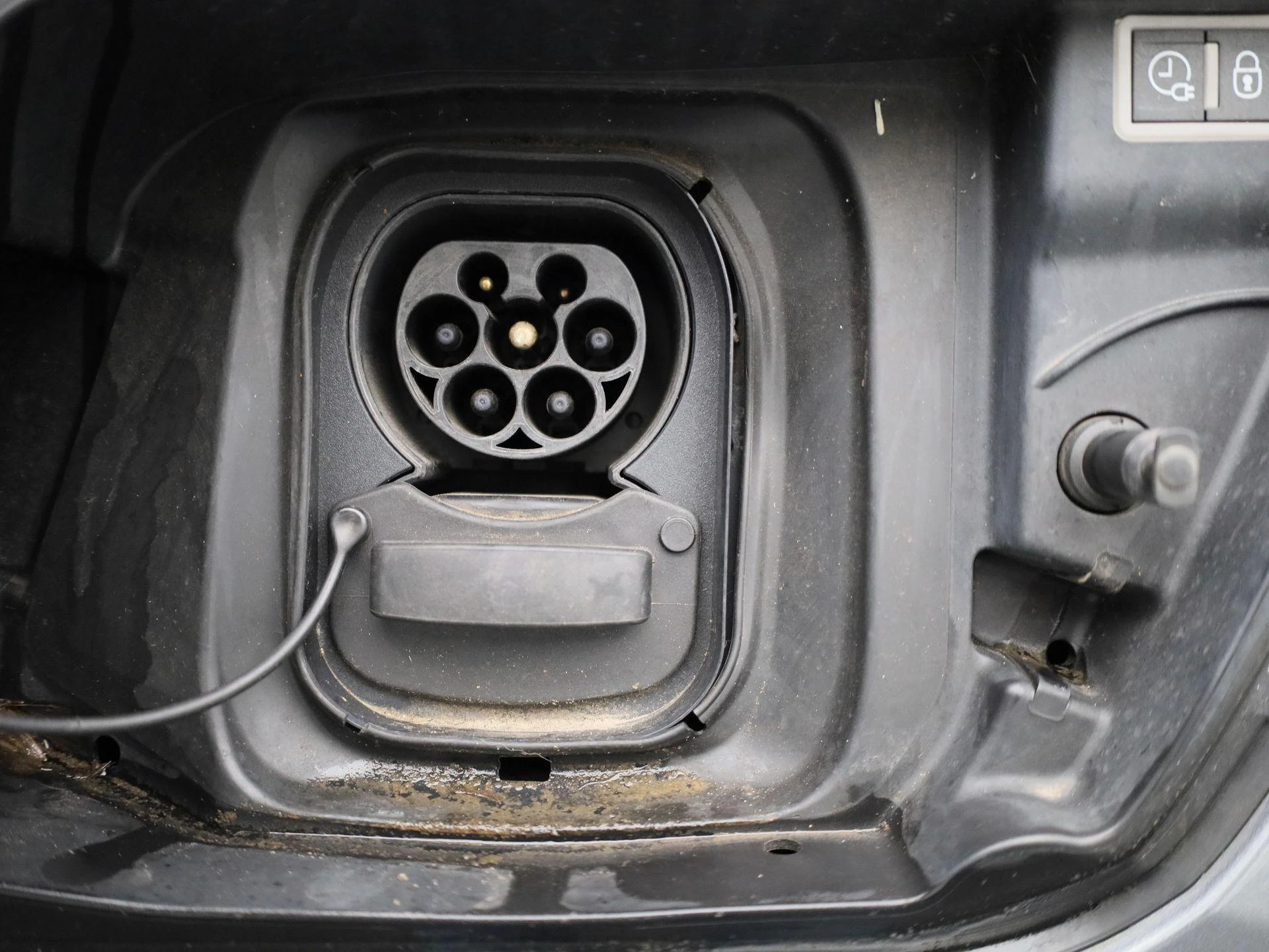 Peugeot-e-2008-image-12