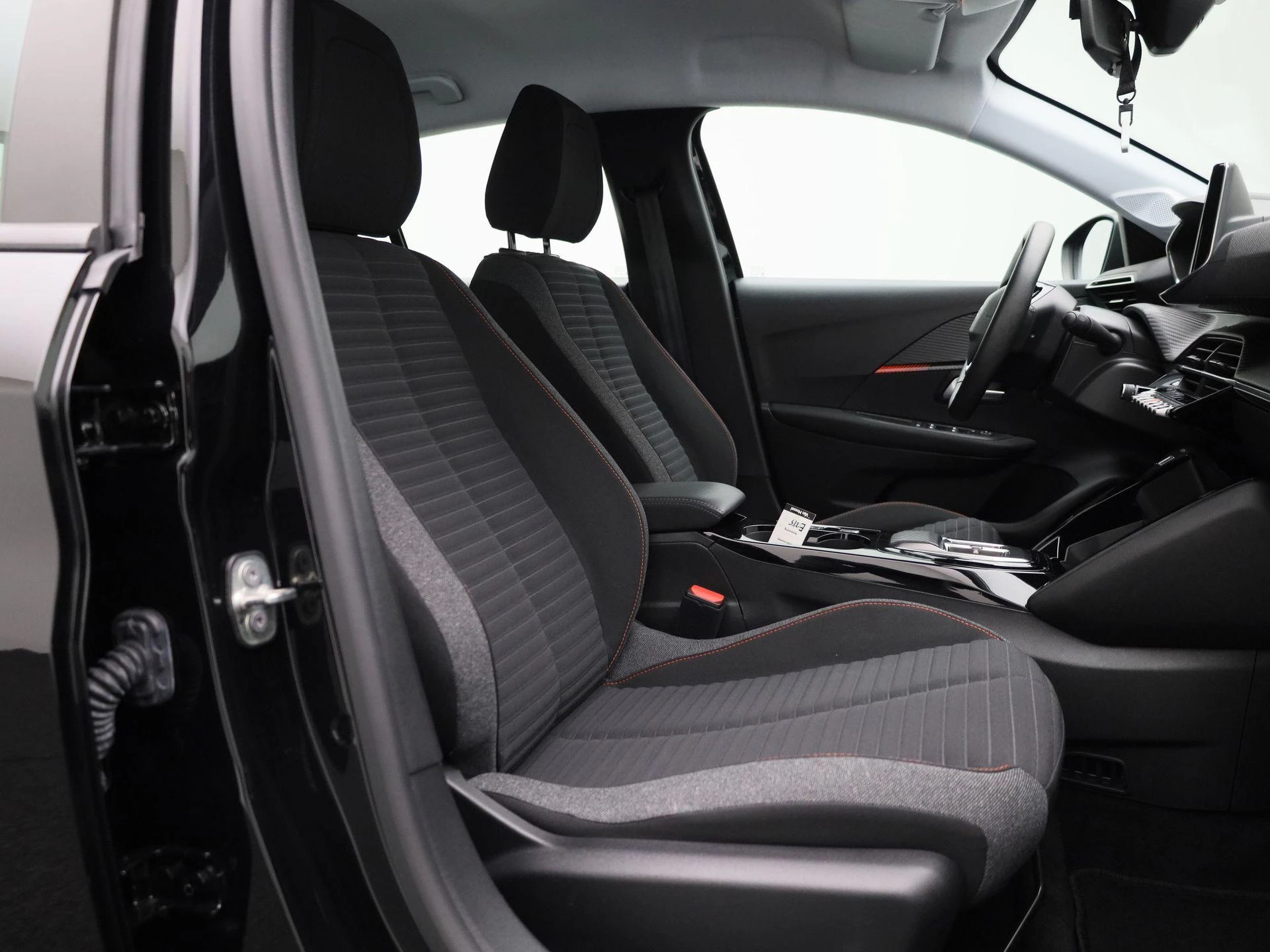 Peugeot-e-208-image-31