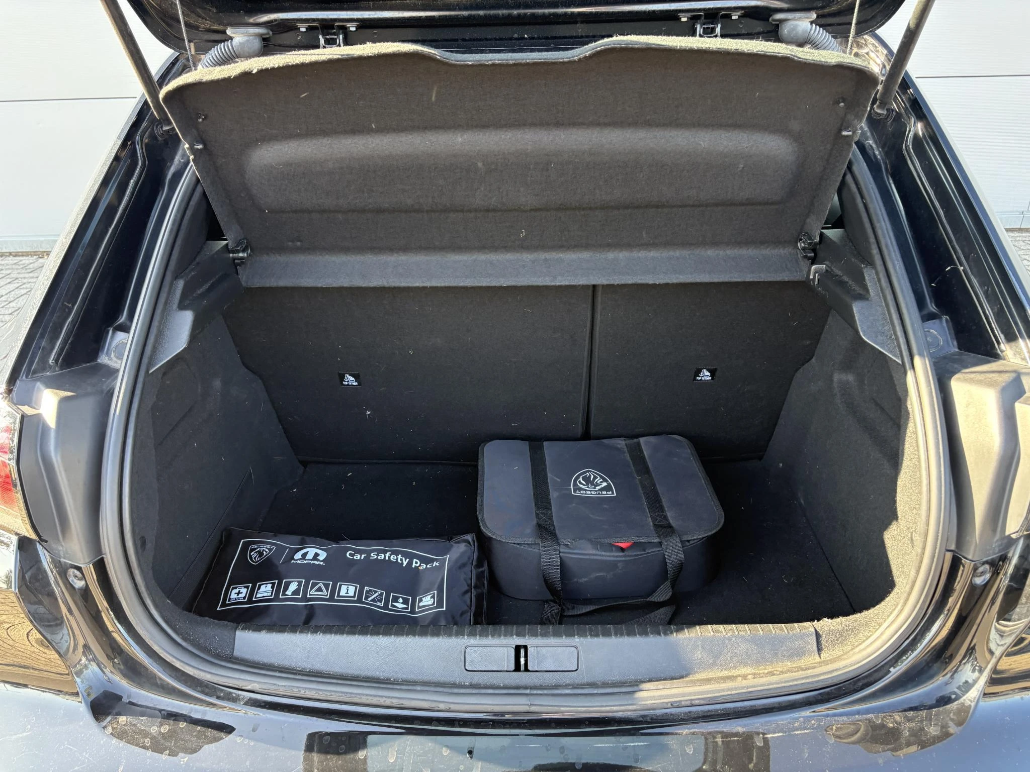 Peugeot-e-208-image-12