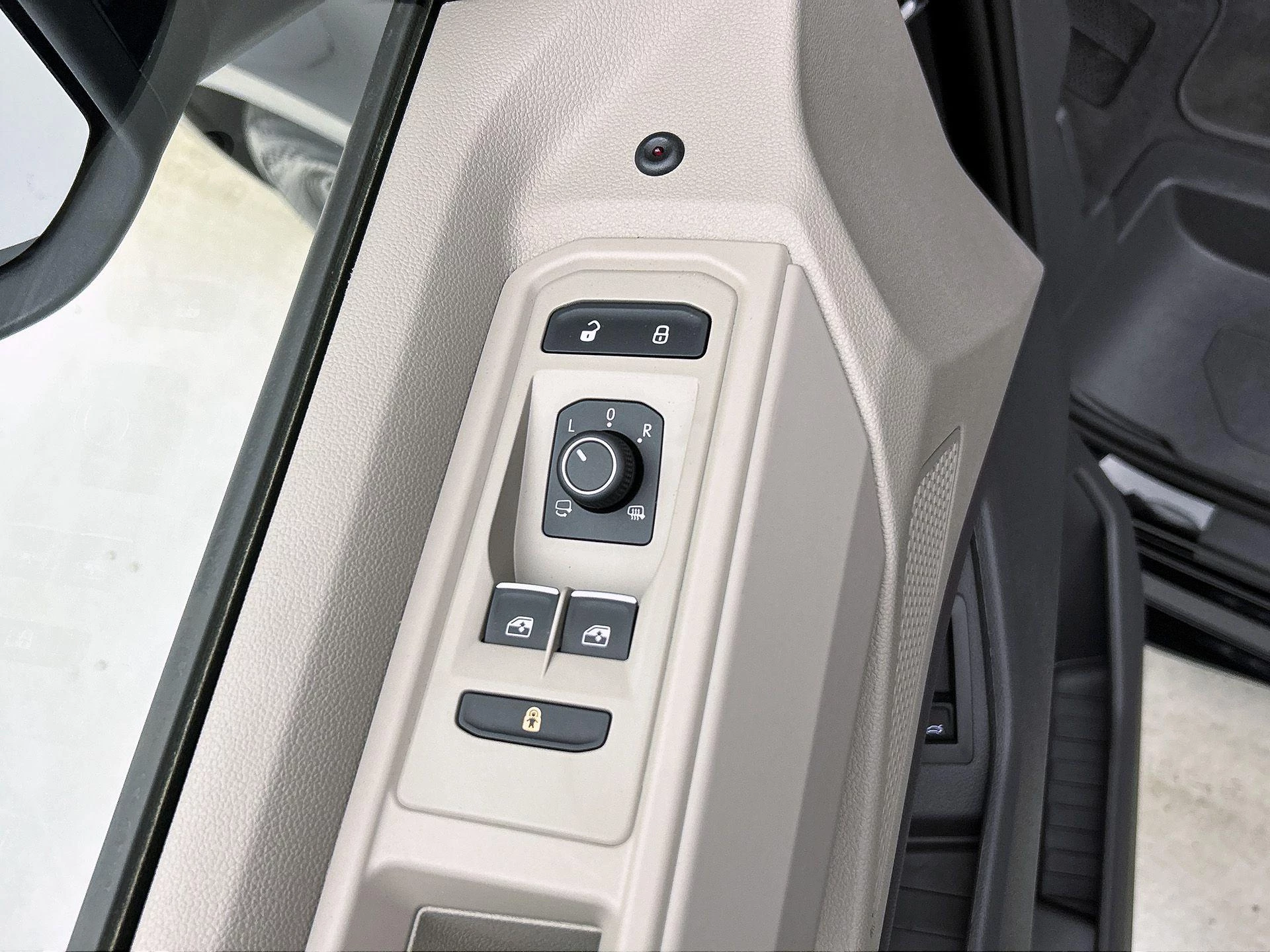 Volkswagen-Multivan-image-31