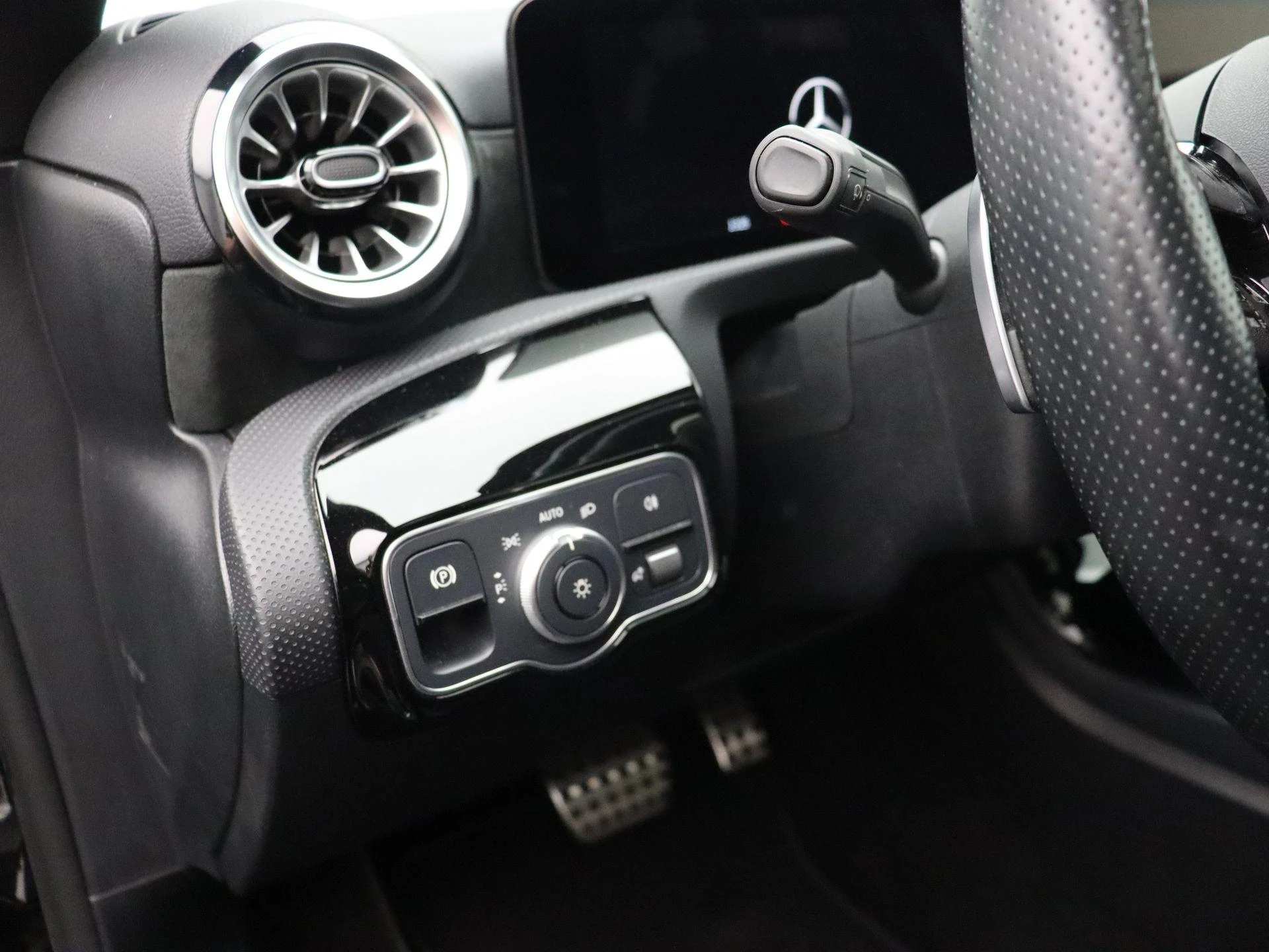 Mercedes-Benz A-Klasse 180 Sedan AMG Line + PANO DAK + MULTIBEAM LED + CARPLAY +
