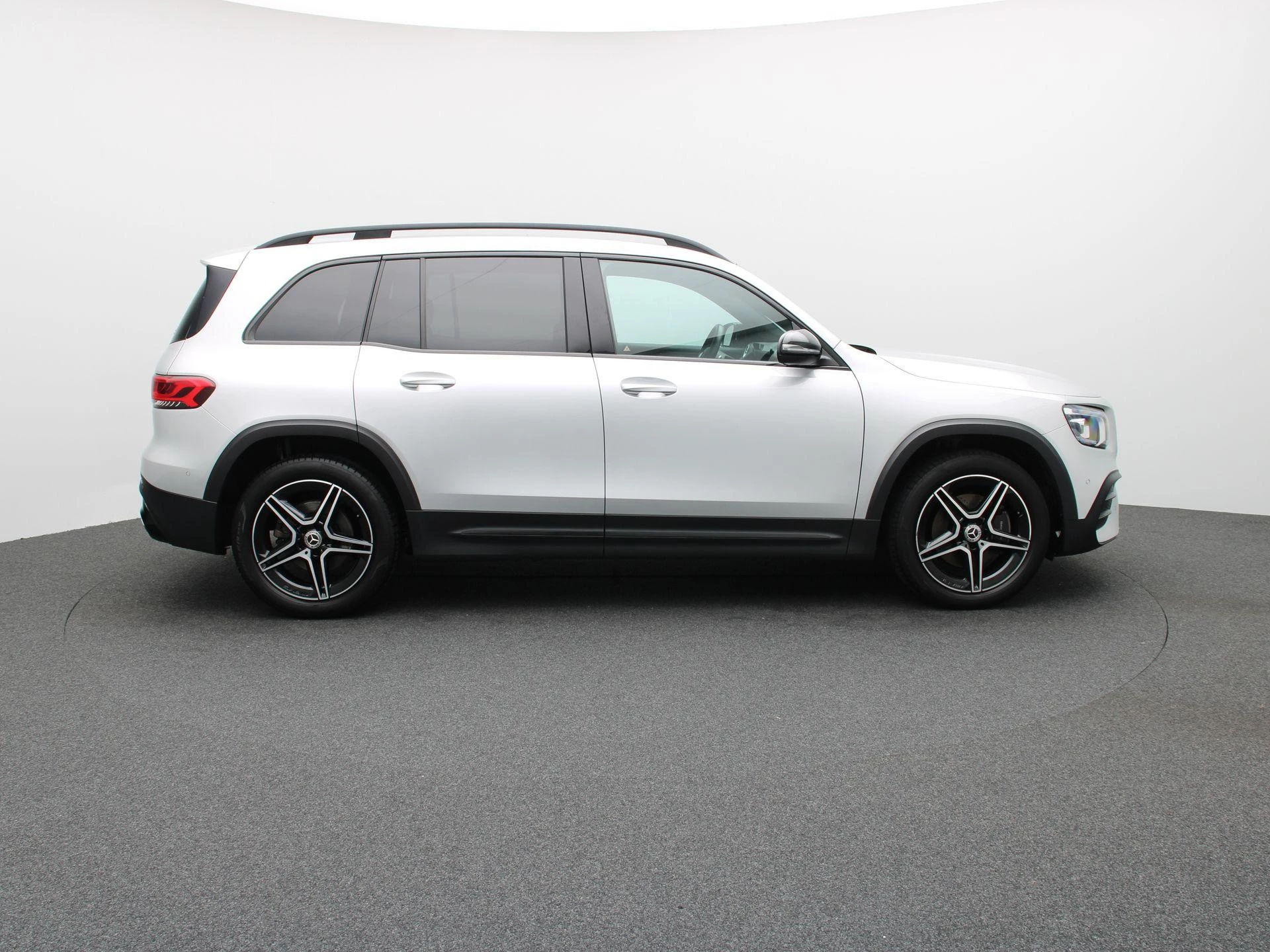 Mercedes-Benz-GLB-image-5