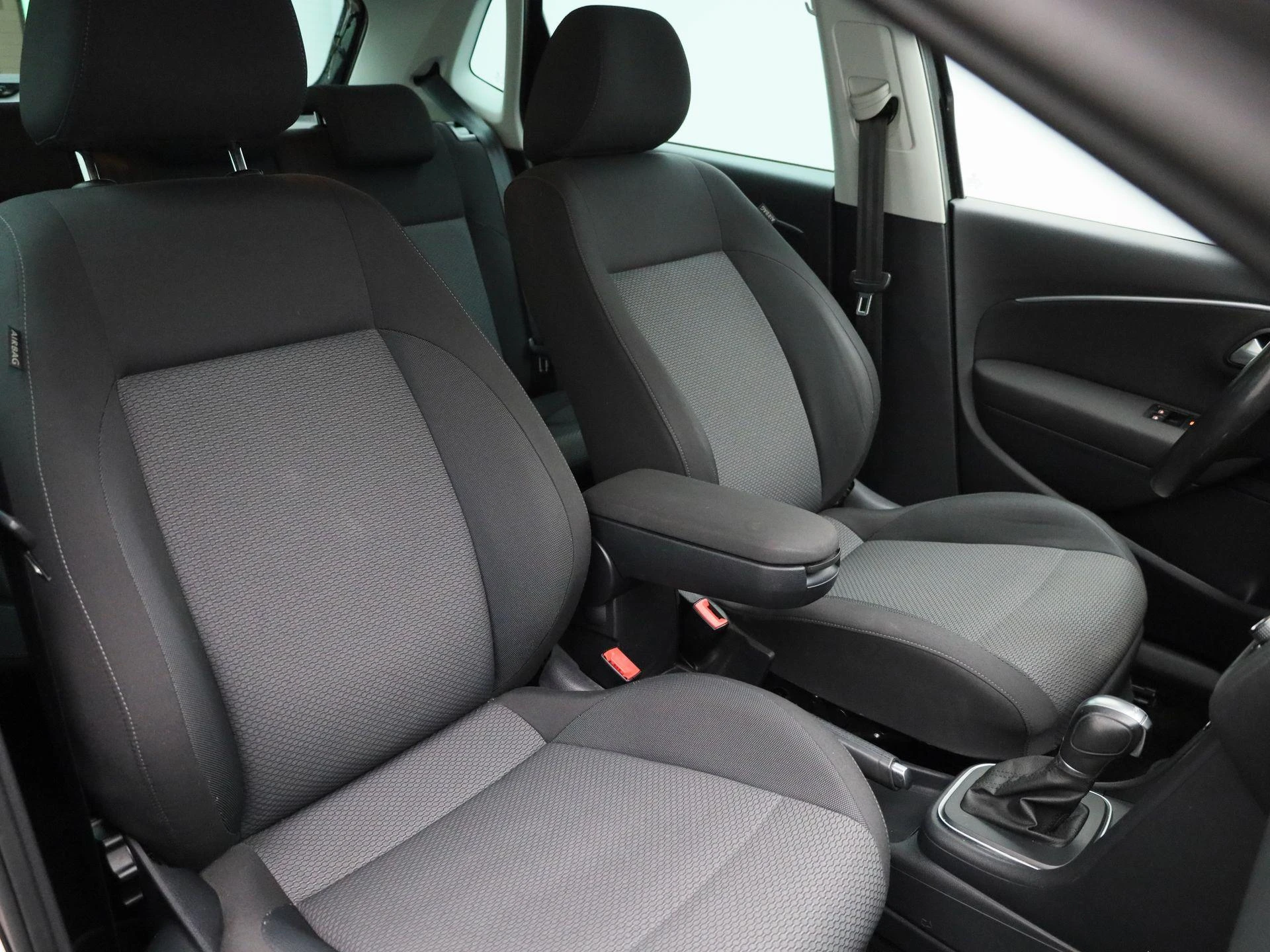 Volkswagen-Polo-image-31