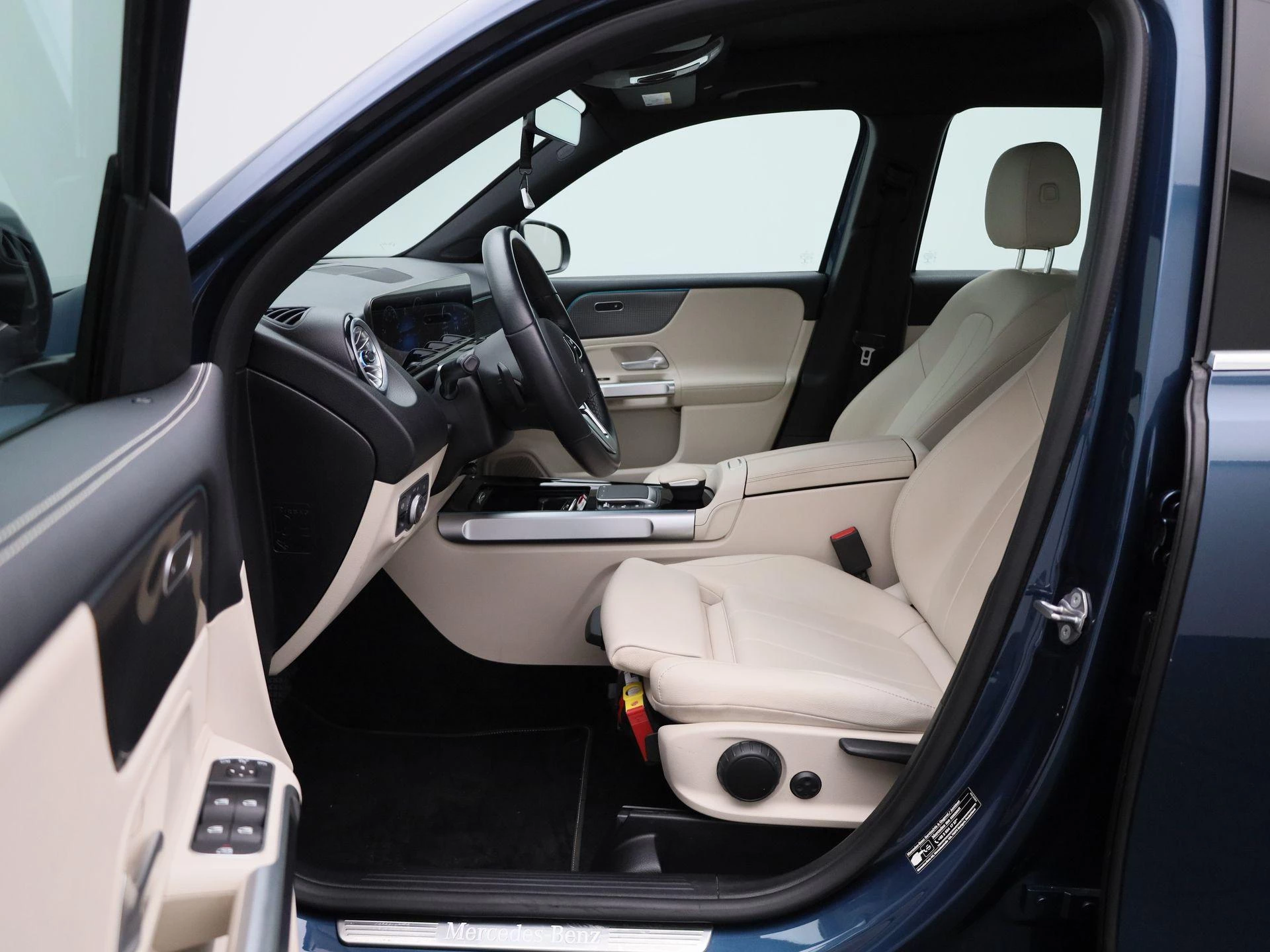 Mercedes-Benz GLB 200 LUXURY LINE + LEDER + PANO + 7-ZIT + CARPLAY +