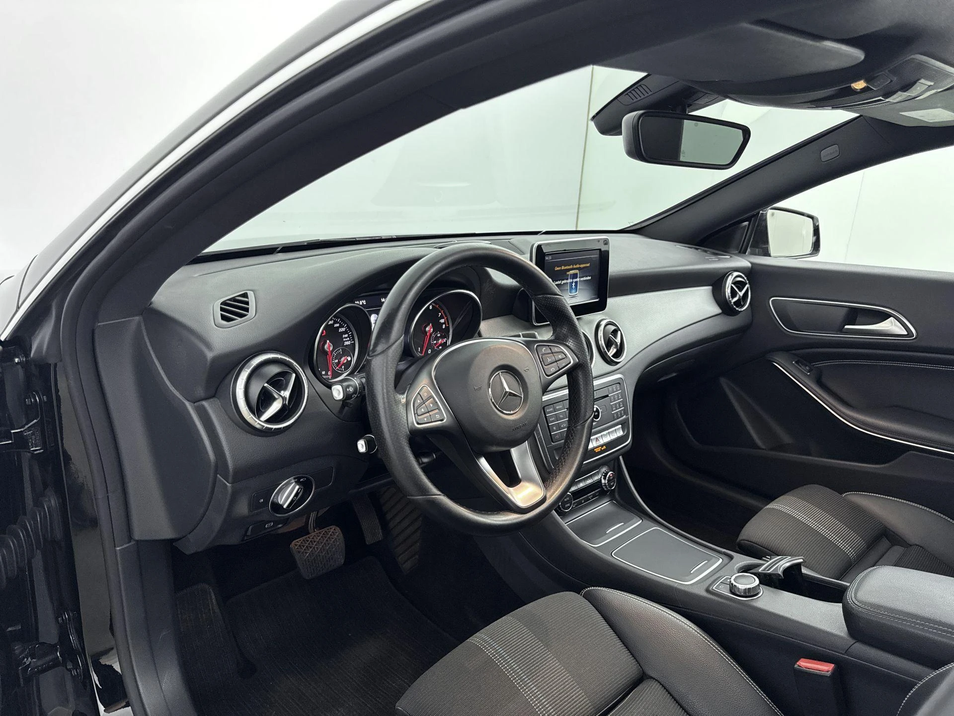 Mercedes-Benz-CLA-image-8