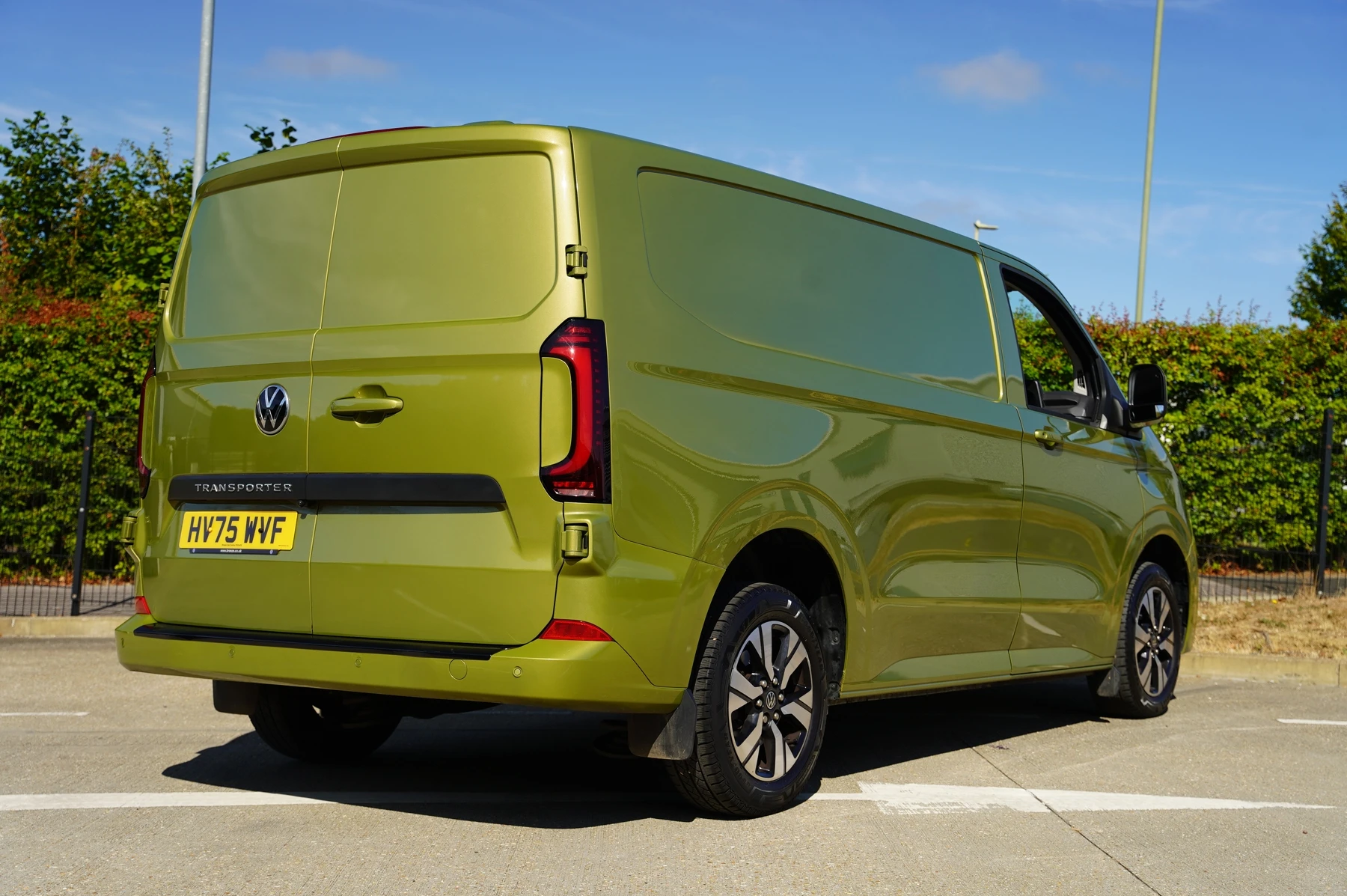 Volkswagen-Transporter-image-12