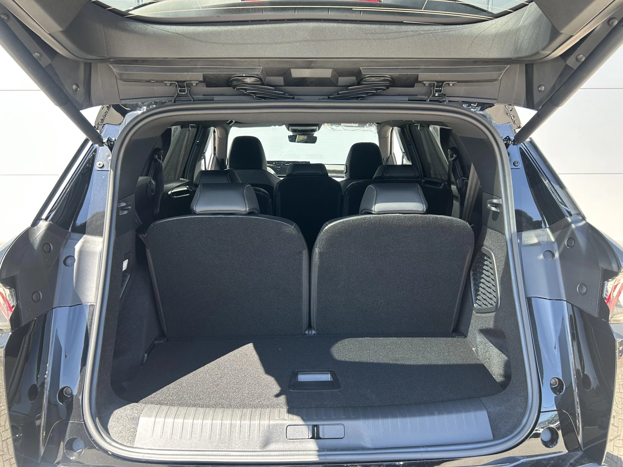 Peugeot-e-5008-image-23