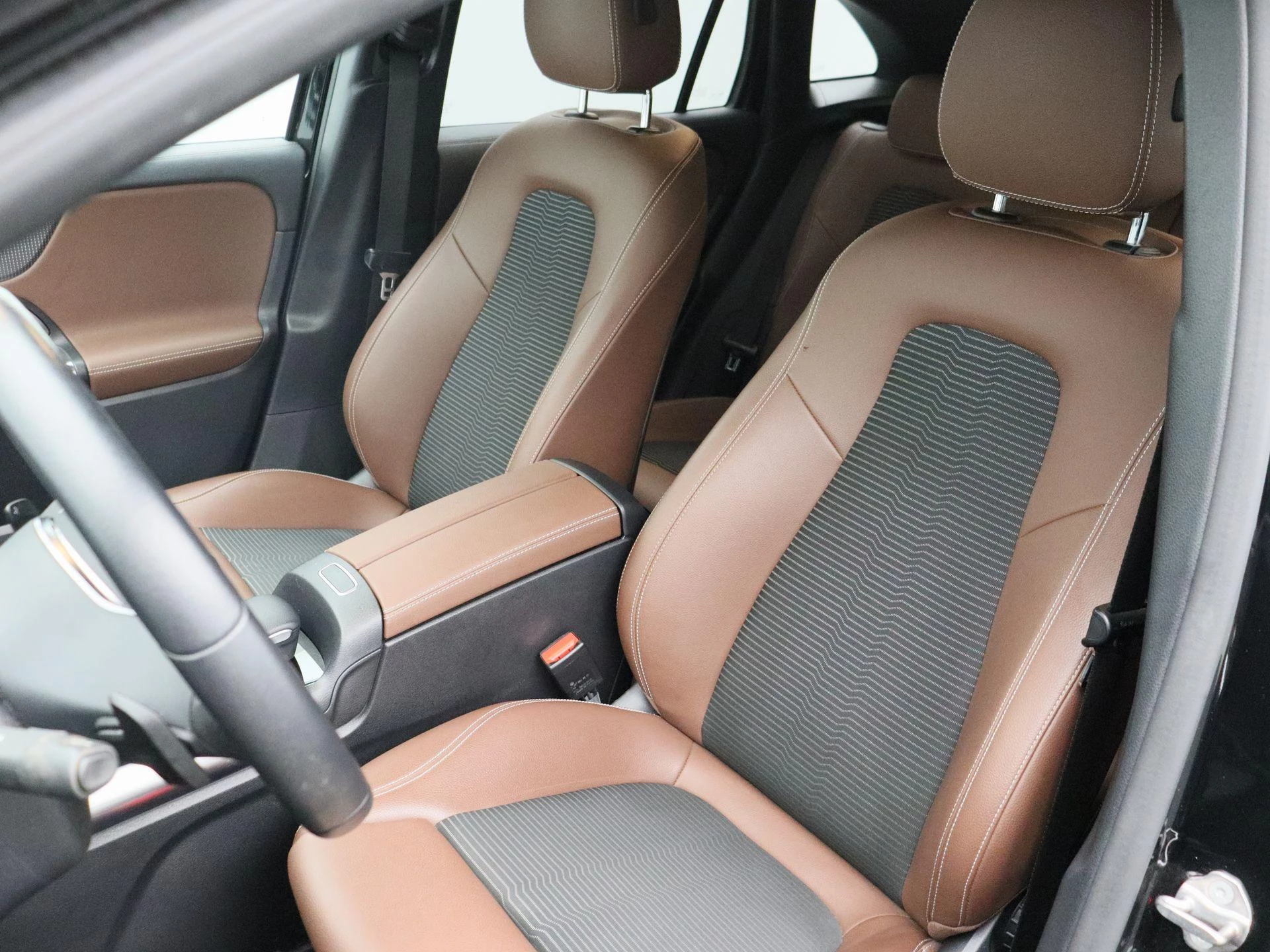 Mercedes-Benz GLA 180 Business Line + TREKHAAK + LED + CAMERA +