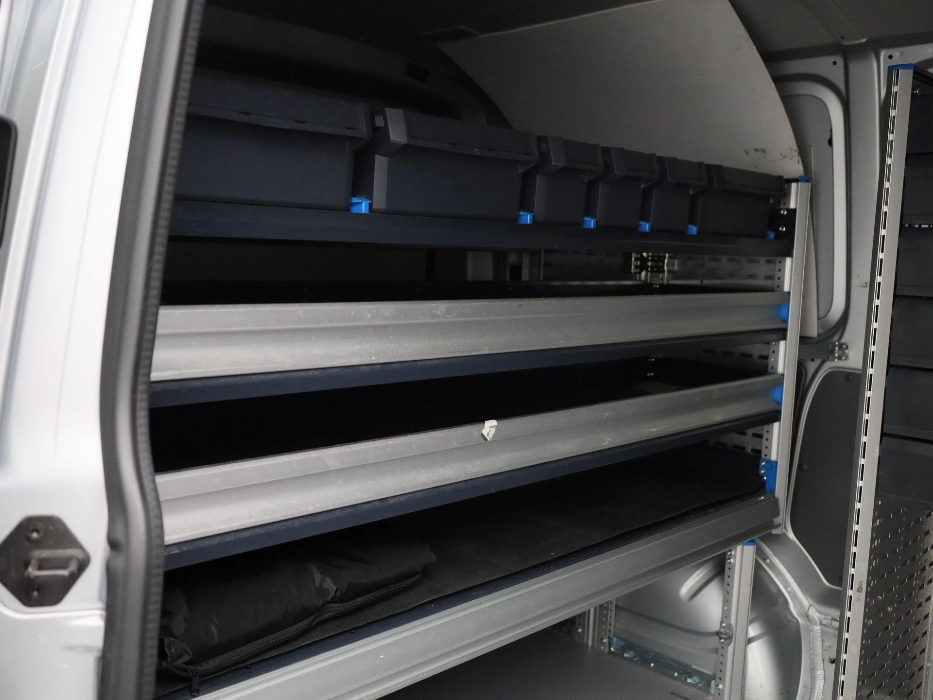 Volkswagen-Transporter-image-14