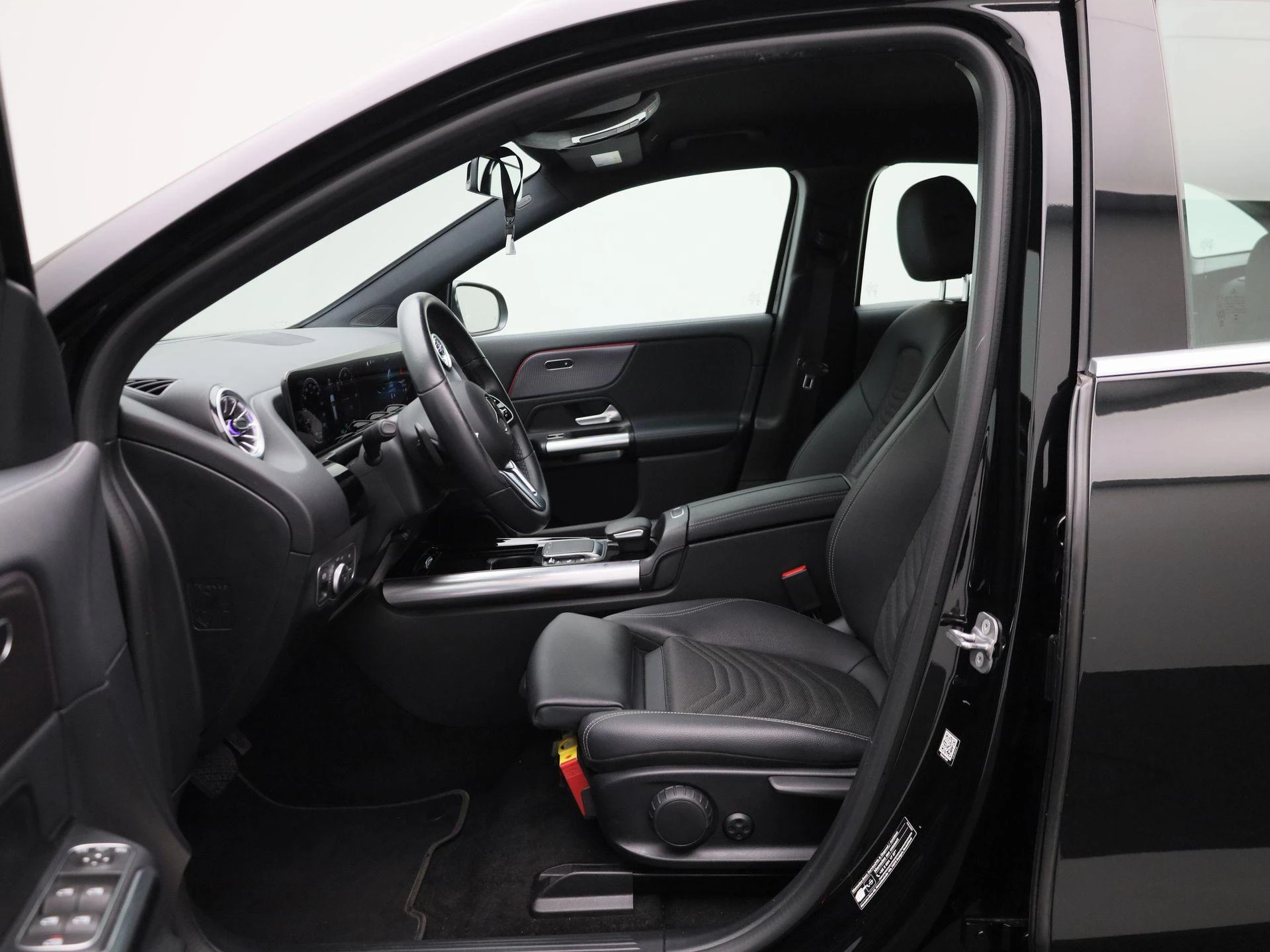 Mercedes-Benz-EQA-image-8
