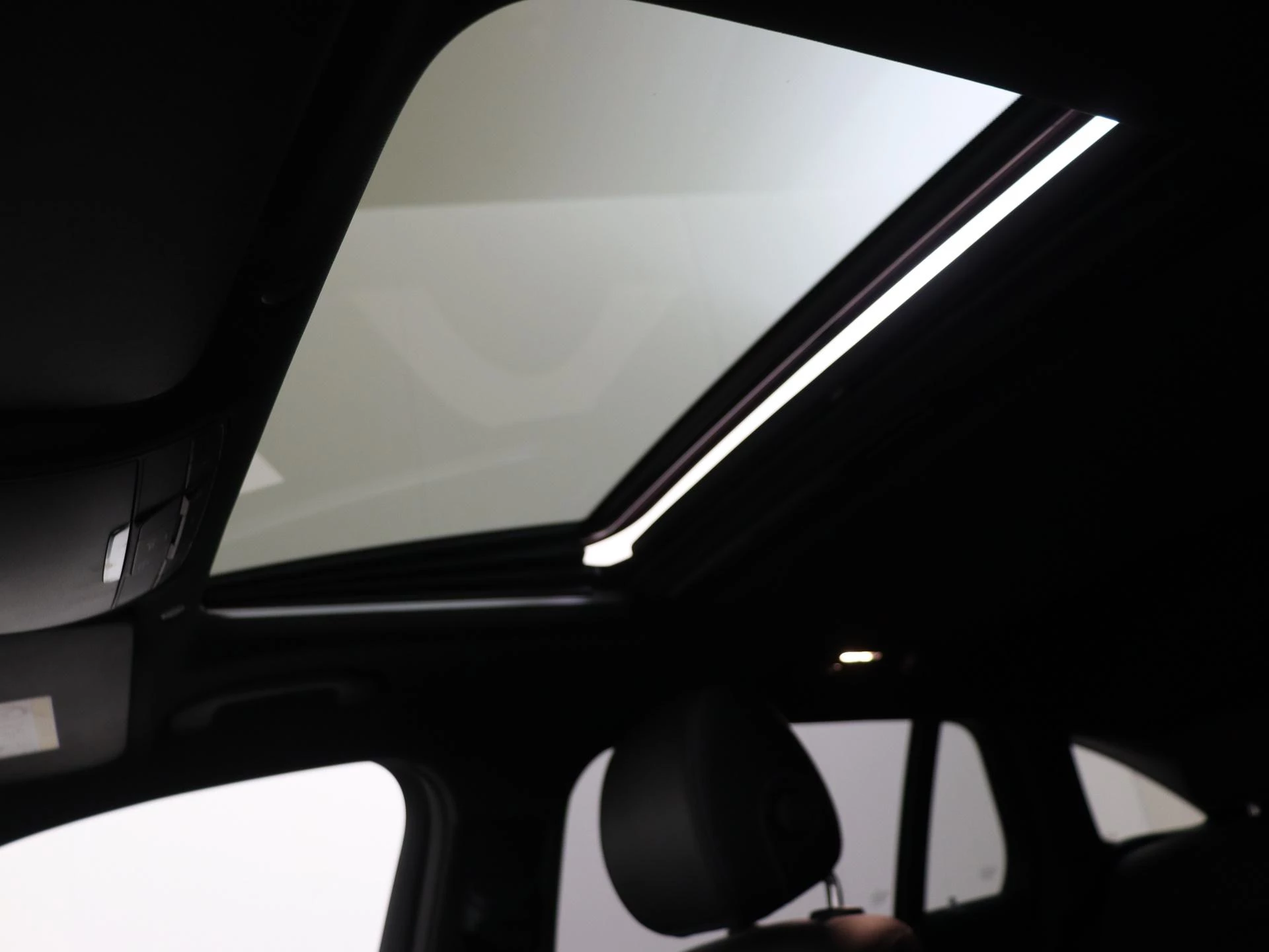 Mercedes-Benz-EQC-image-30