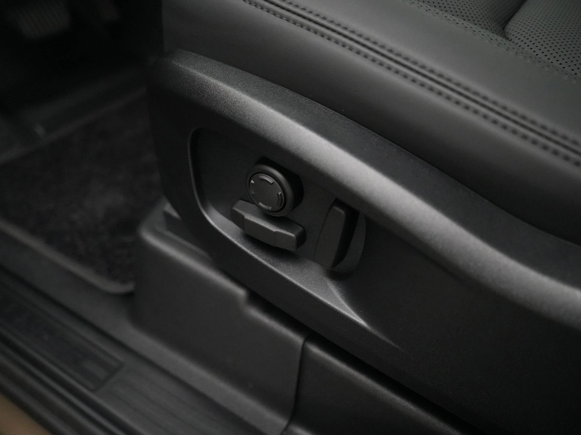 Land Rover-Defender-image-33