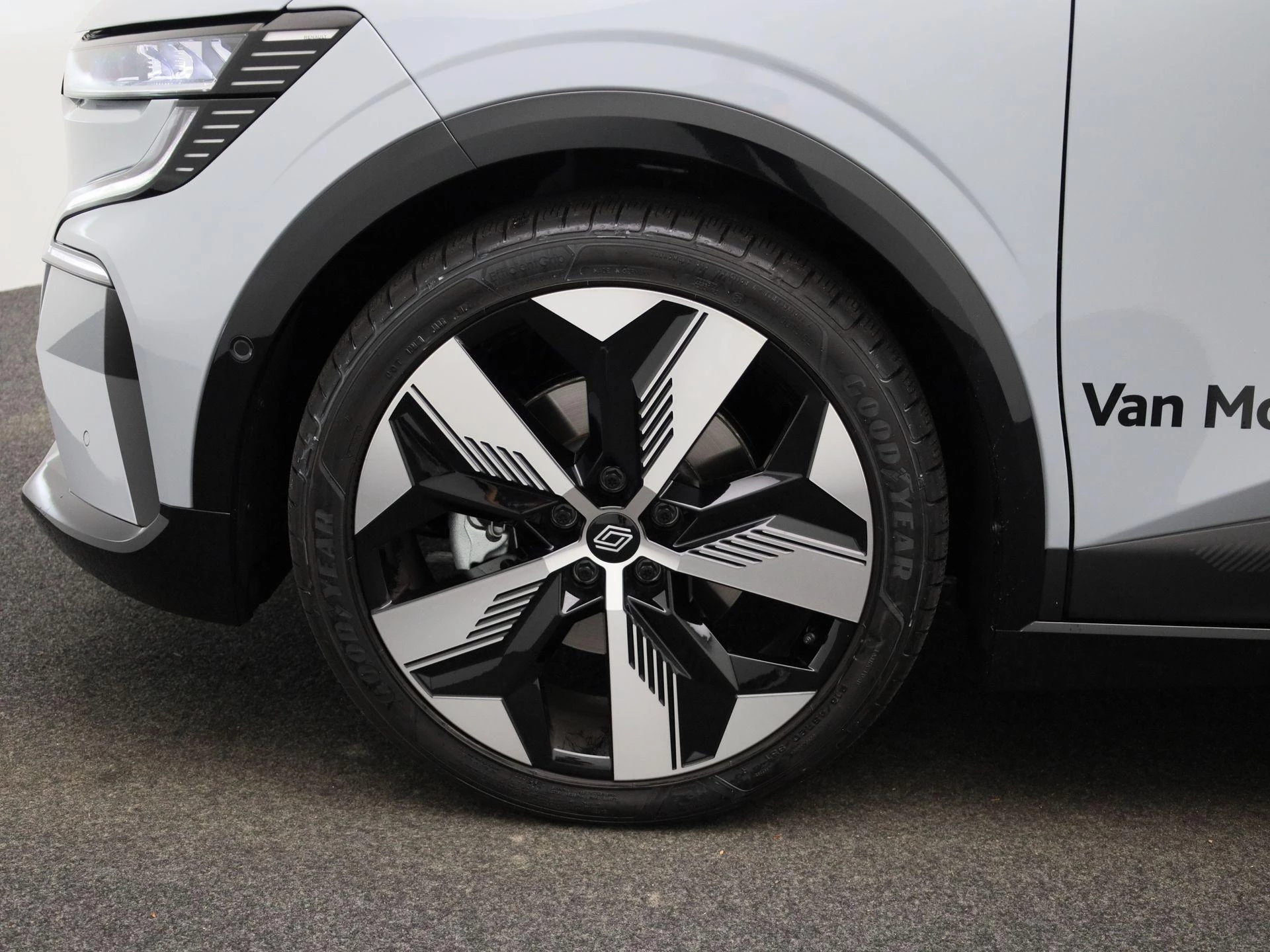 Renault-Megane E-Tech-image-12