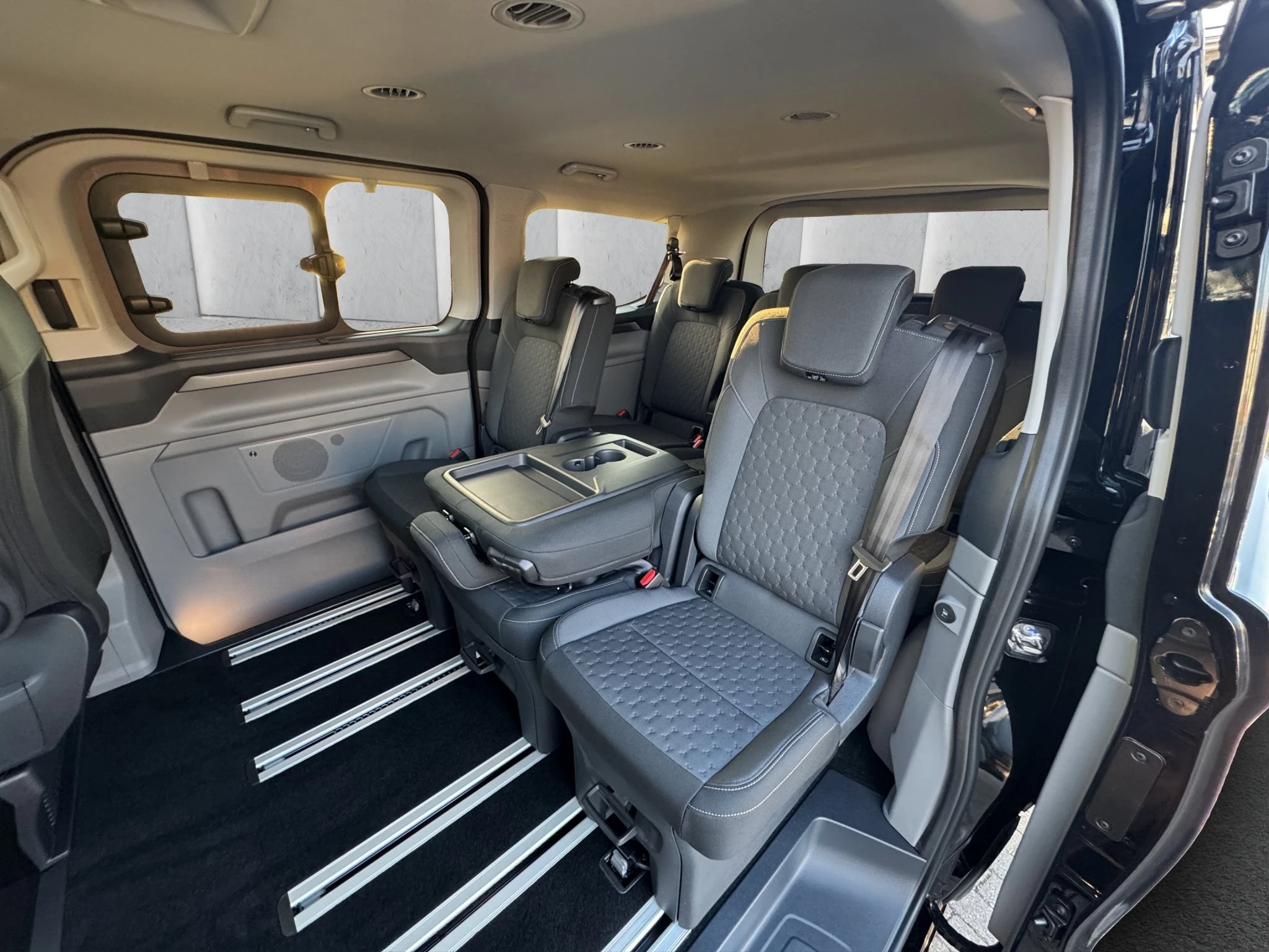 Ford Tourneo Custom Titanium 320 L1 2.0 l EcoBlue. 8-Gang-Automatikgetriebe. Frontantrieb