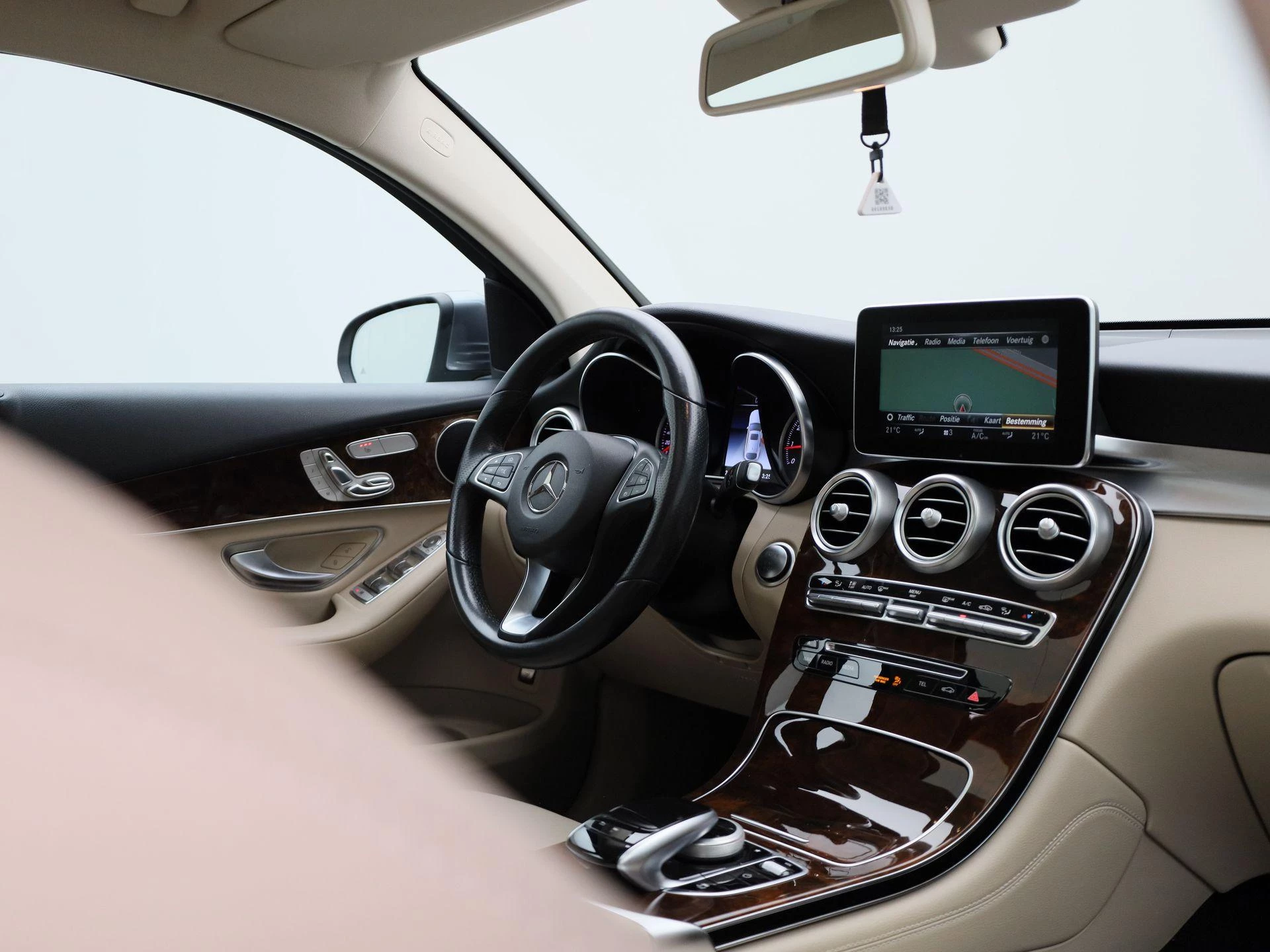 Mercedes-Benz-GLC-image-45