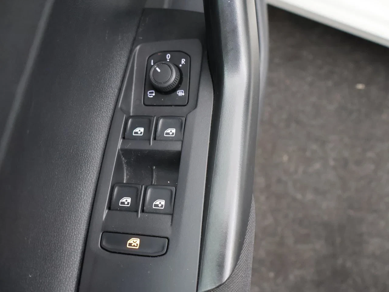 Volkswagen-Polo-image-9