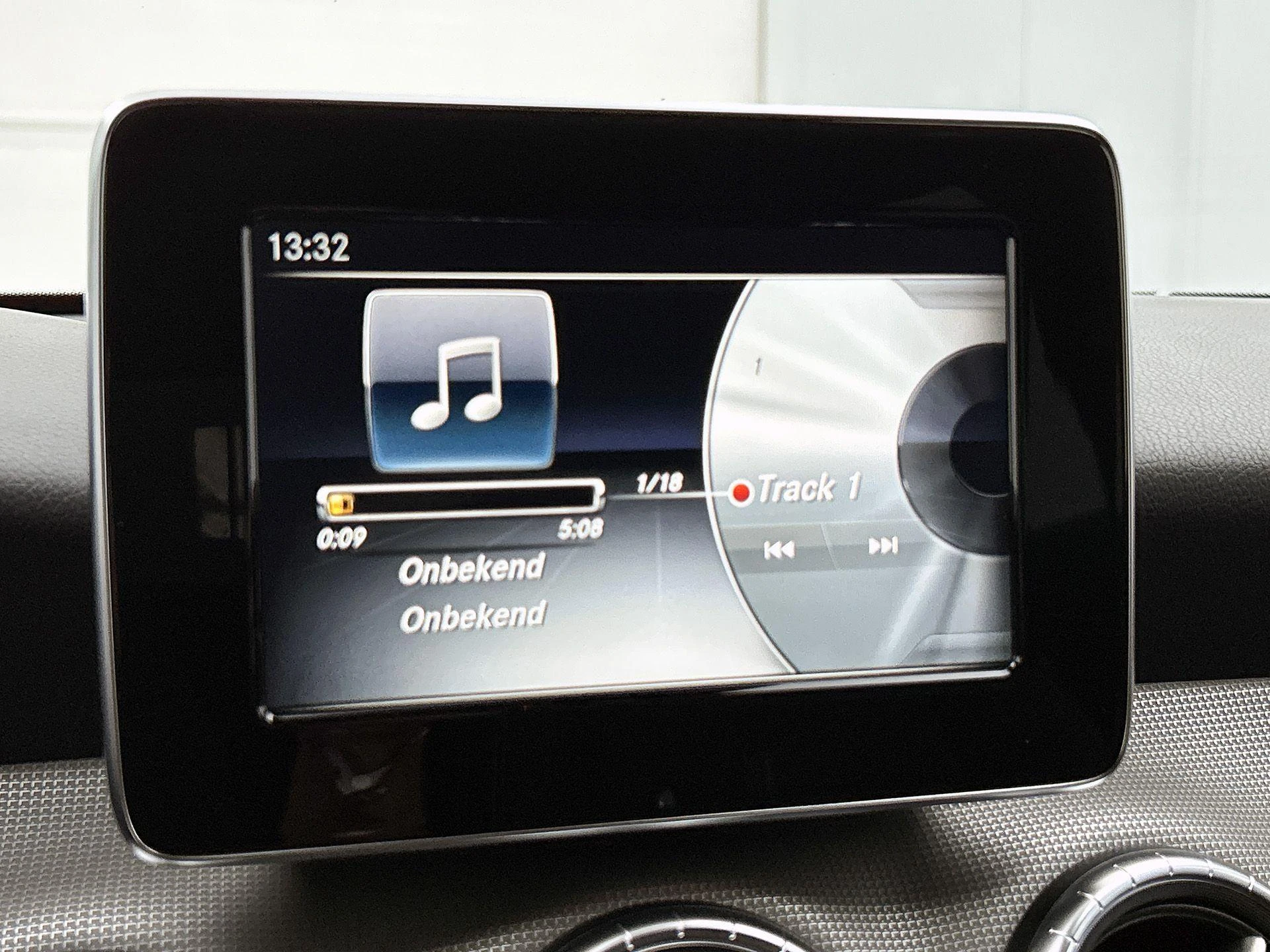 Mercedes-Benz-CLA-image-10
