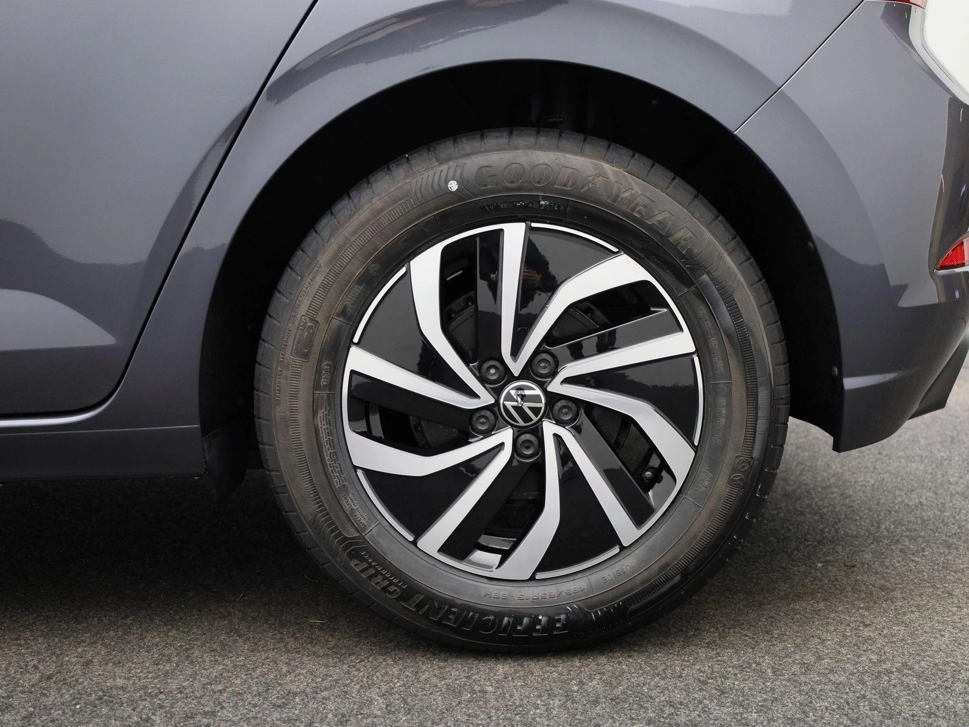 Volkswagen-Polo-image-12