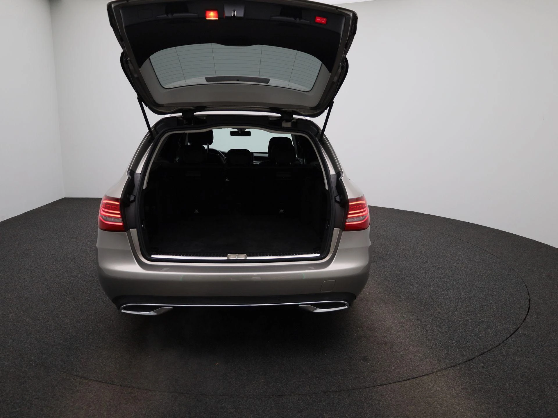 Mercedes-Benz-C-Klasse-image-11