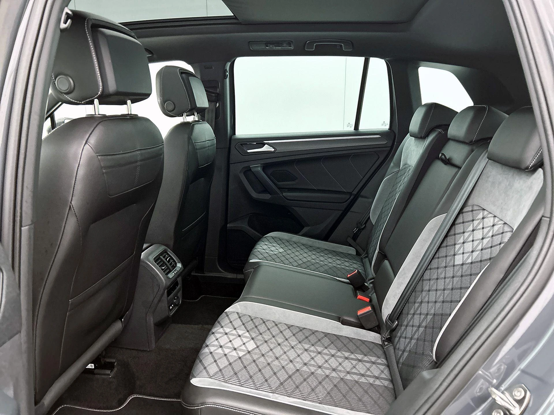 Volkswagen-Tiguan-image-26