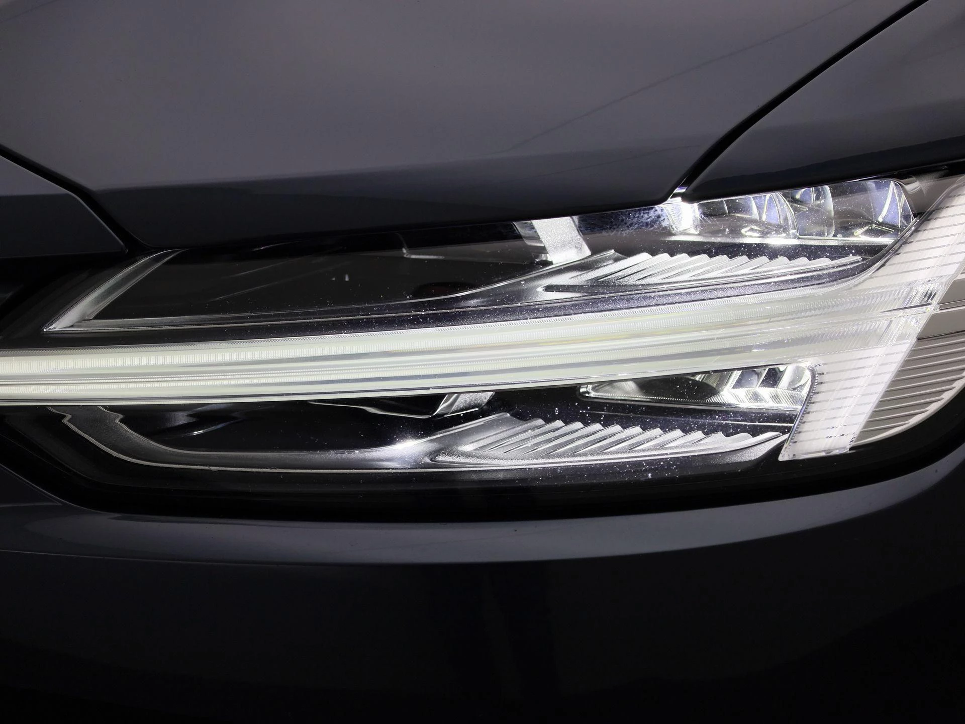 Volvo V60 B3 DCT Momentum Pro