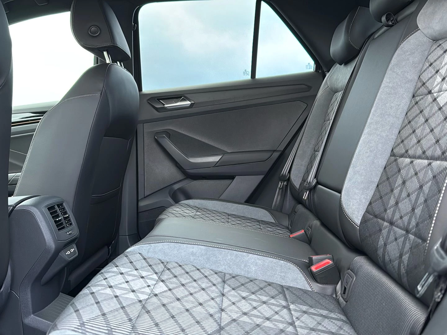 Volkswagen-T-Roc-image-6