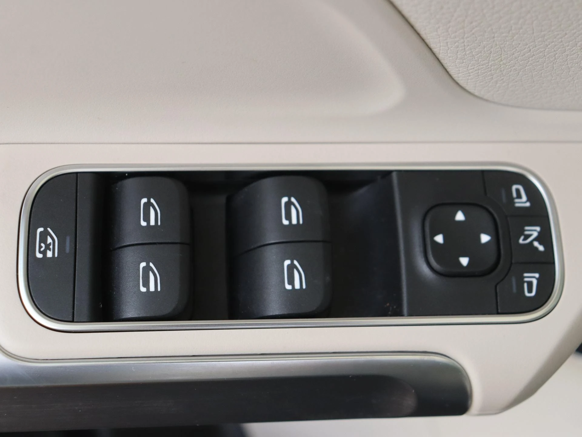 Mercedes-Benz-EQB-image-26
