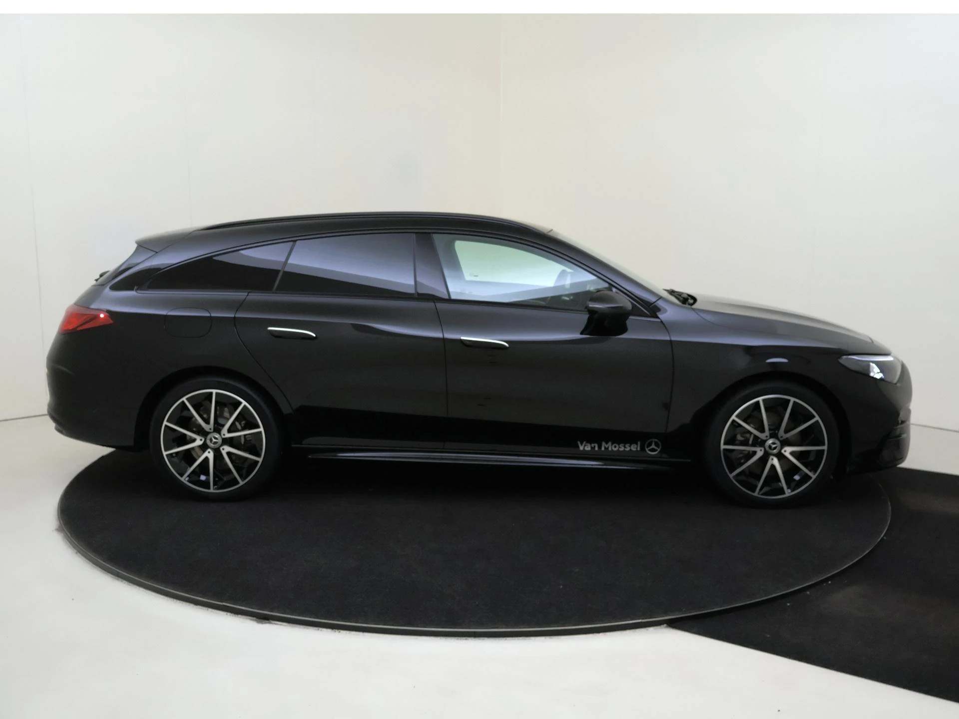 Mercedes-Benz-CLA-image-8