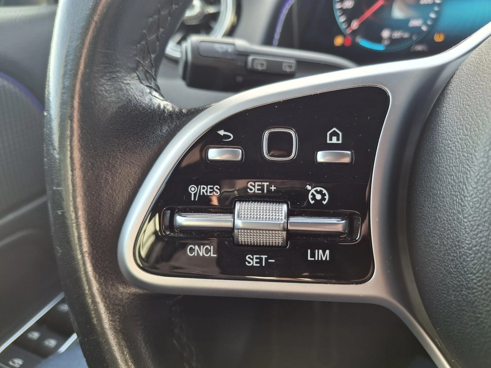 Mercedes-Benz-GLB-image-13