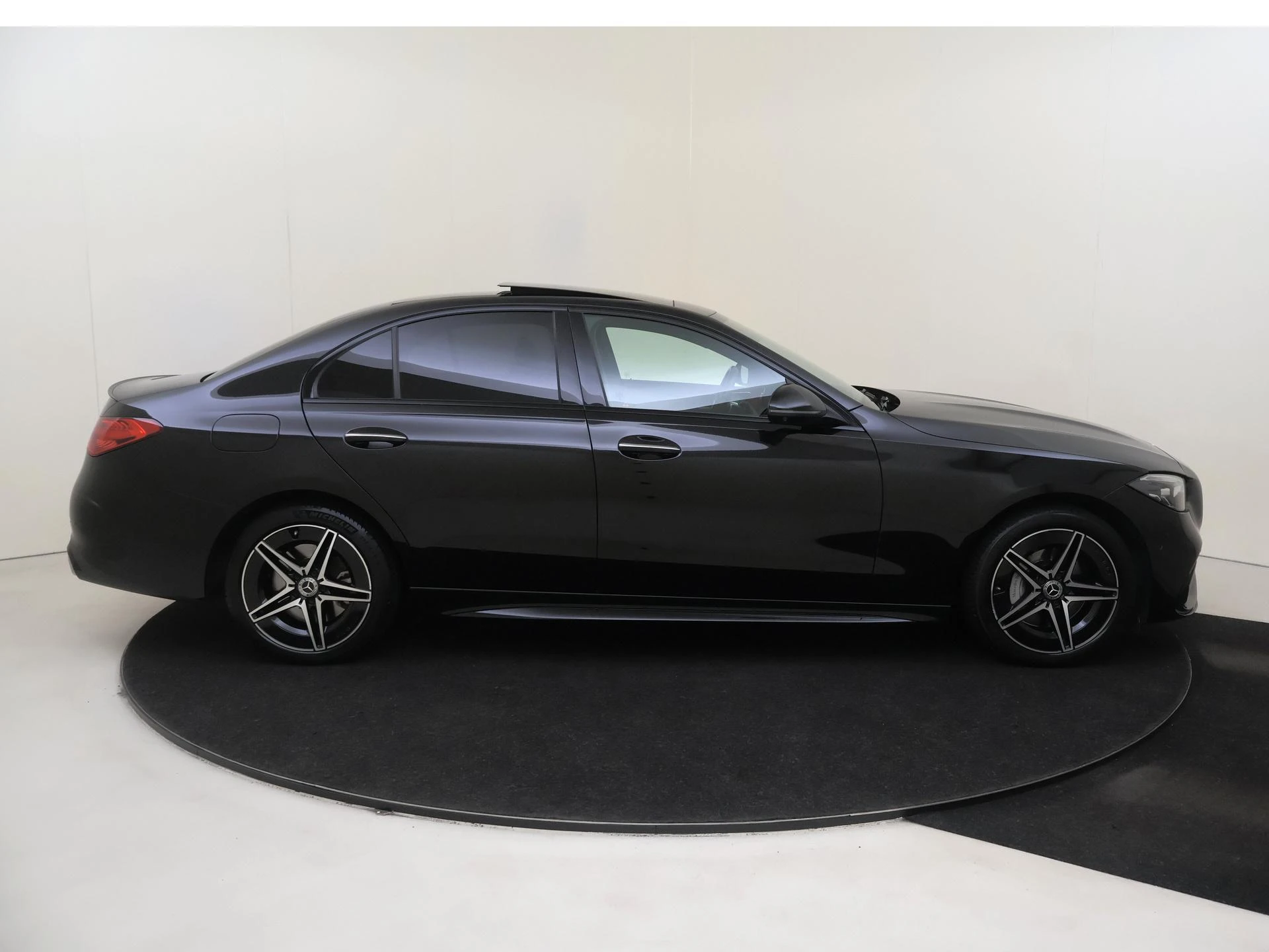 Mercedes-Benz-C-Klasse-image-8