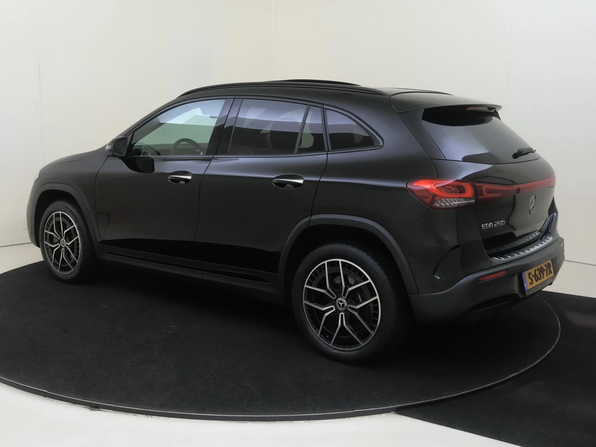 Mercedes-Benz-EQA-image-2