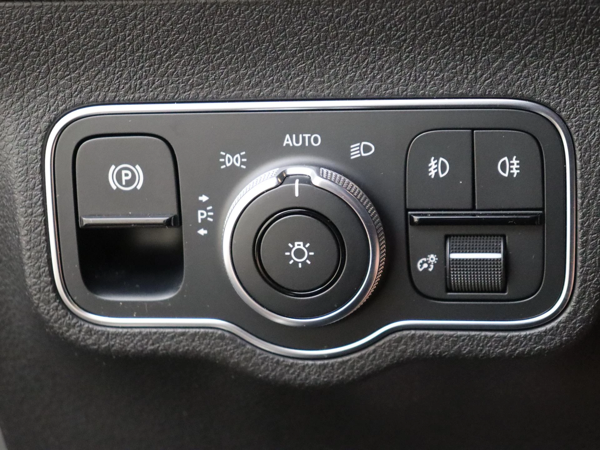 Mercedes-Benz-GLB-image-22