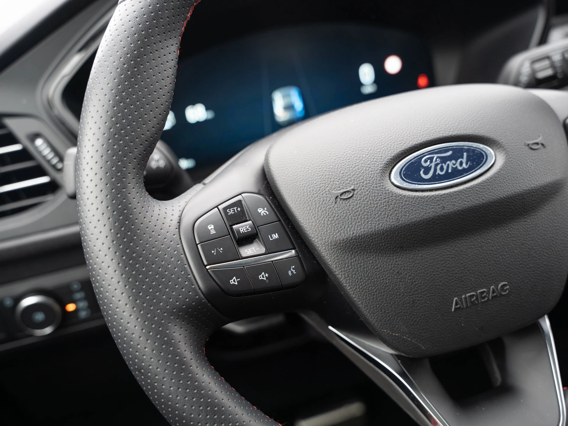 Ford Kuga ST-Line X Aut.*PANO*AHK*360GRAD*LED-MATRIX*NAVI*GRA*WINTER-PKT..