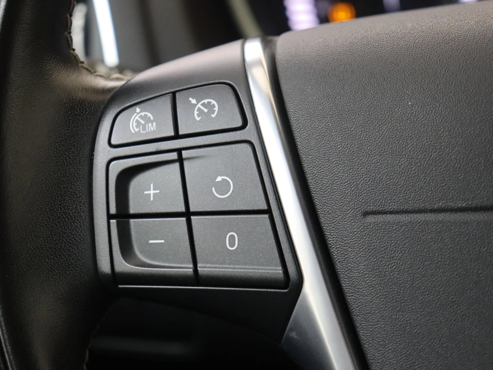 Volvo-V40-image-12