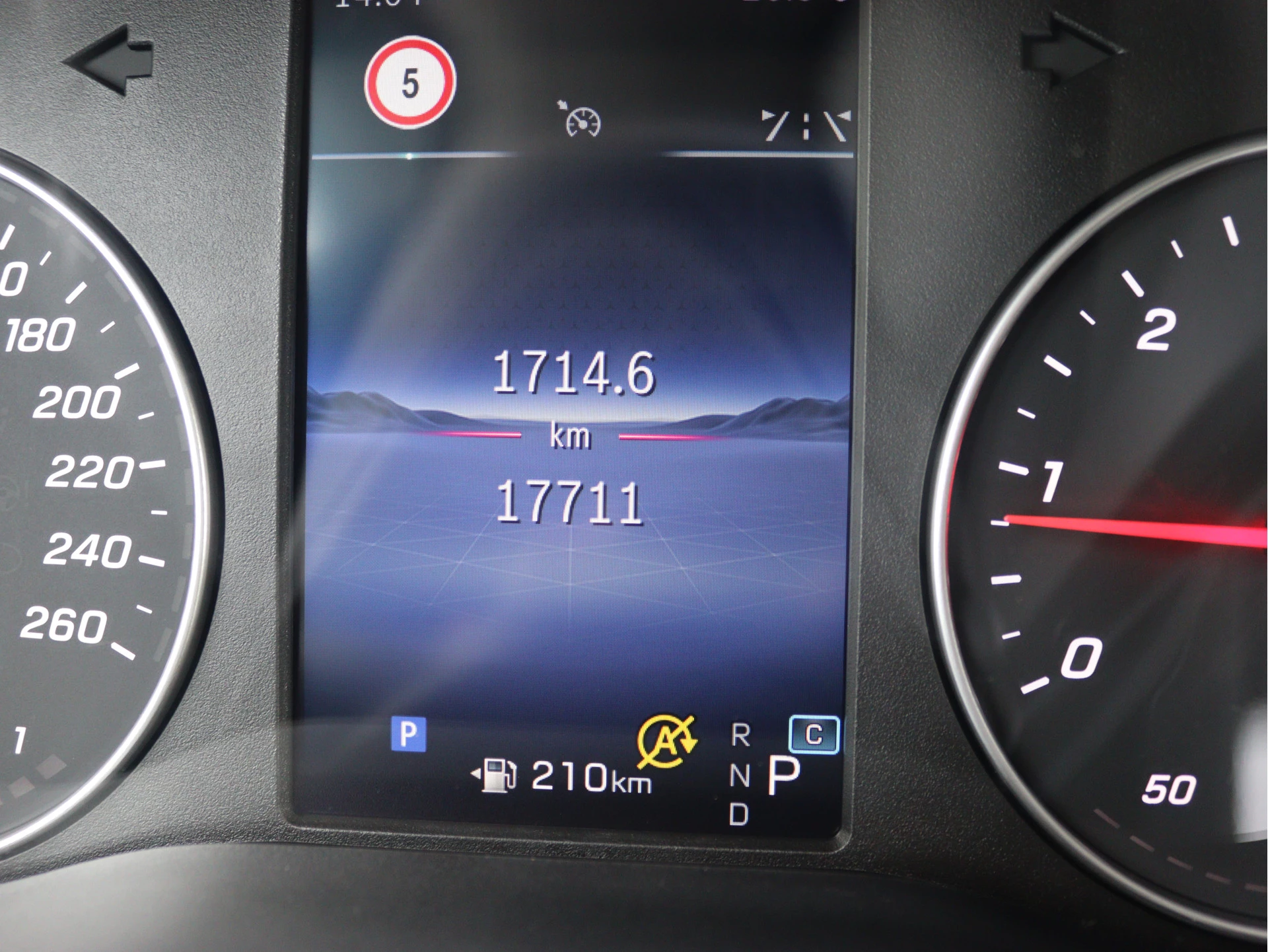 Mercedes-Benz-Vito-image-5