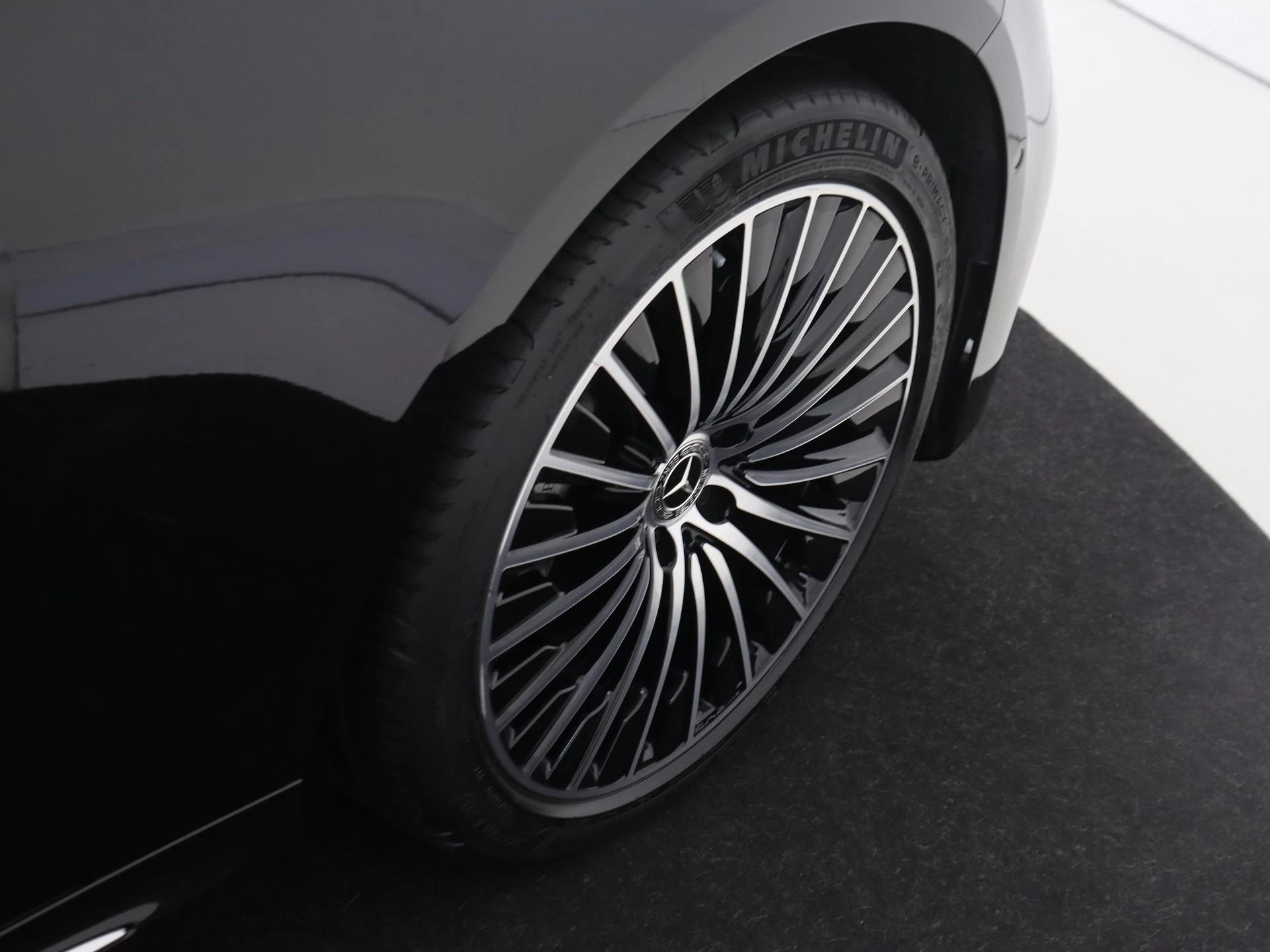 Mercedes-Benz-E-Klasse-image-8