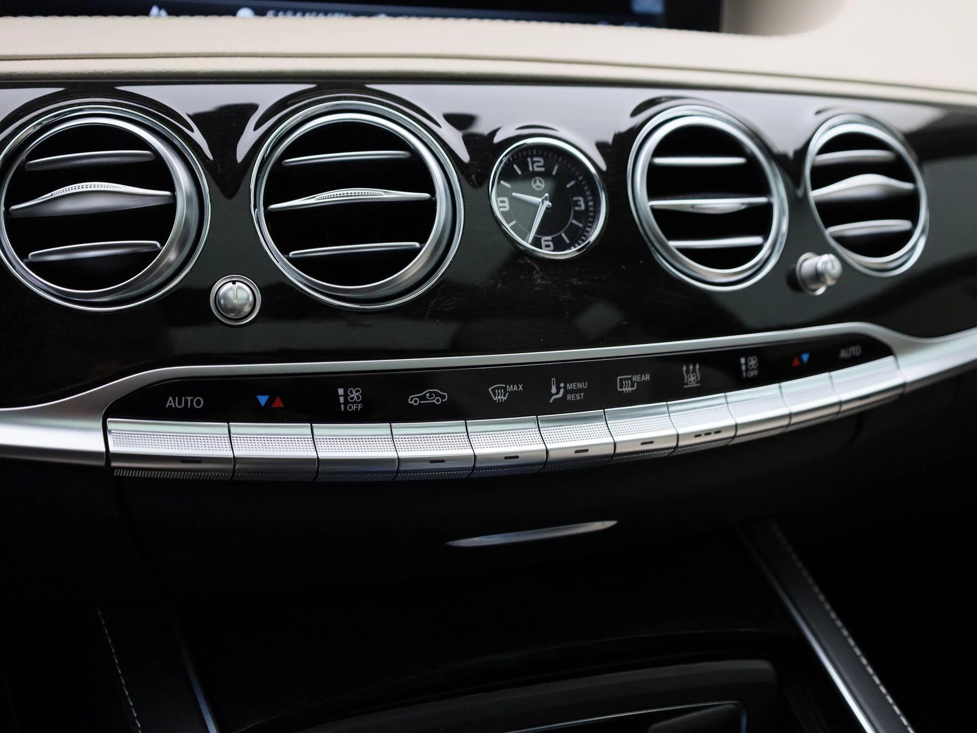 Mercedes-Benz-S-Klasse-image-18