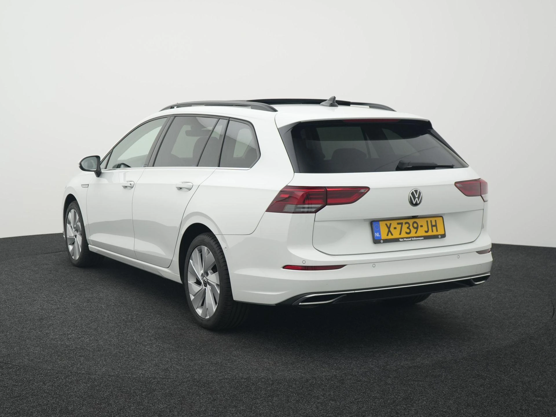 Volkswagen-Golf-image-1