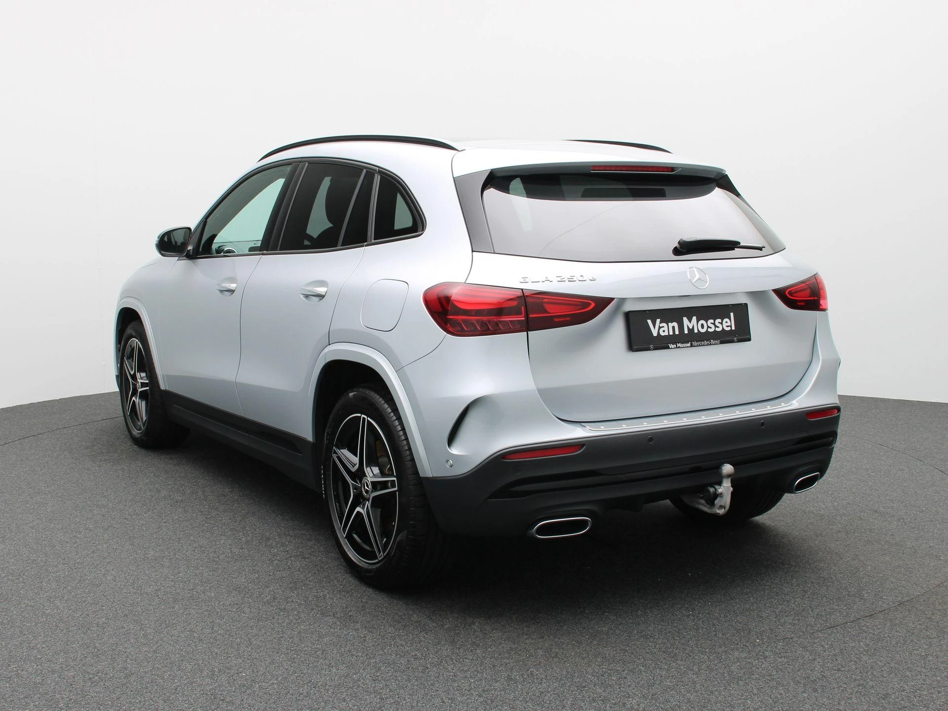 Mercedes-Benz-GLA-image-1