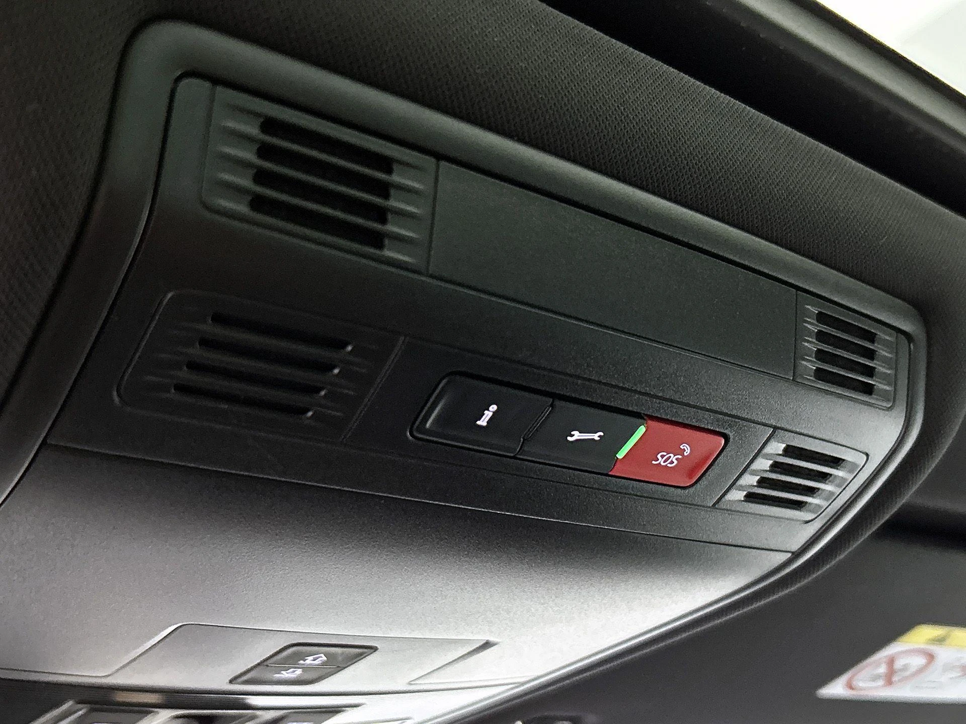 Volkswagen-Tiguan-image-12