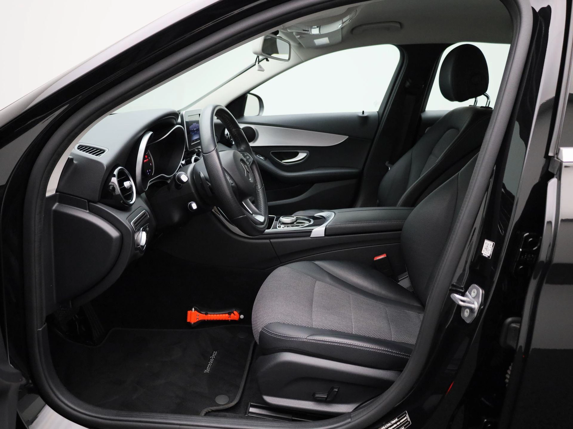 Mercedes-Benz-C-Klasse-image-8