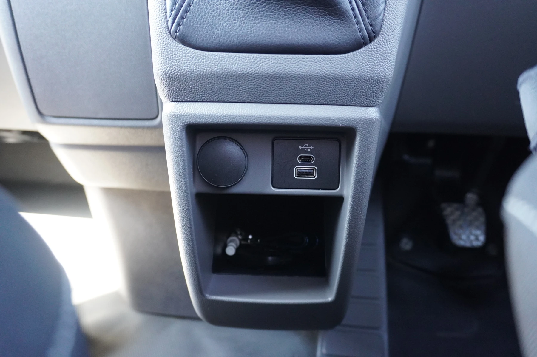 Volkswagen-Transporter-image-34