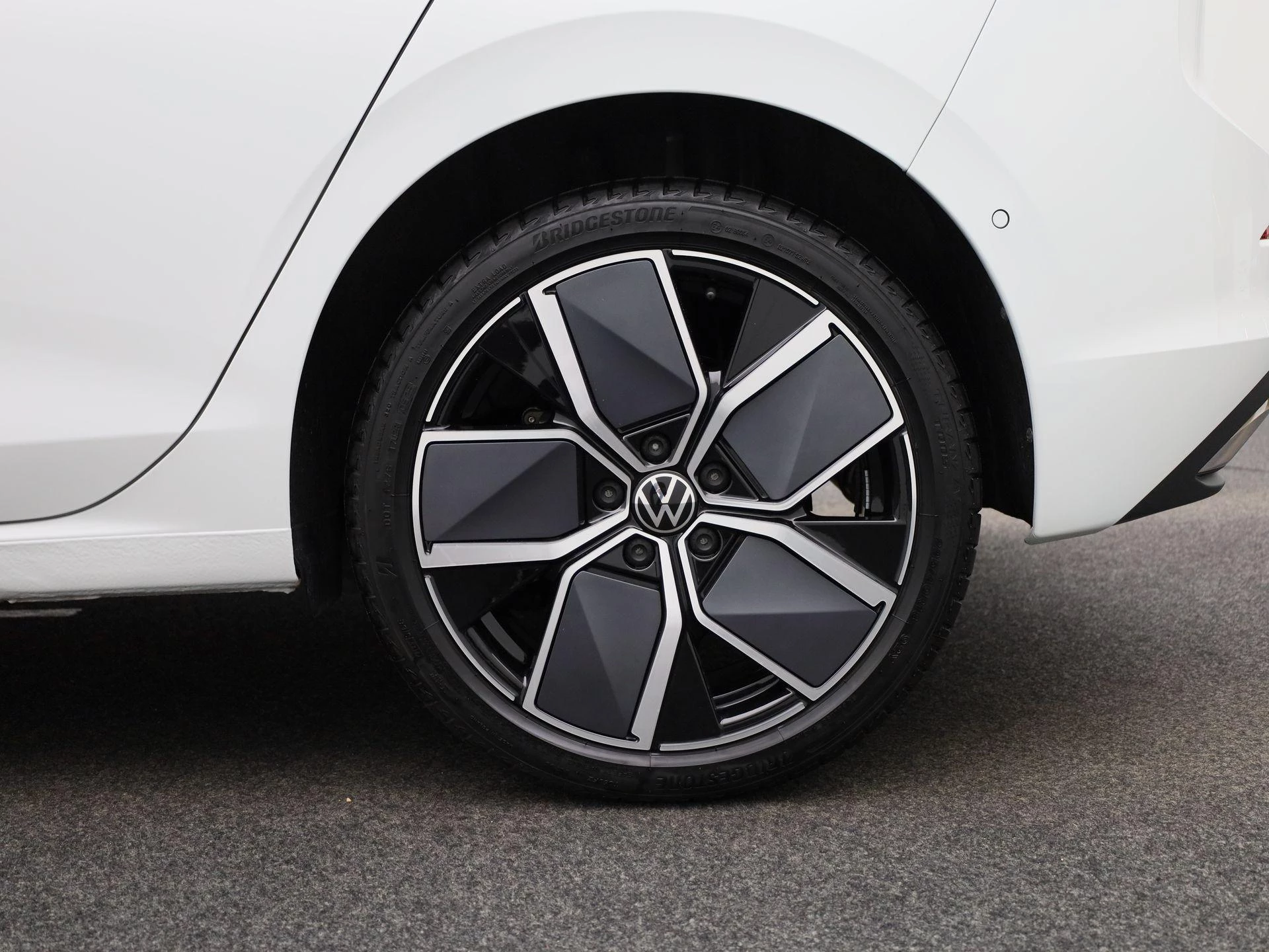 Volkswagen-Golf-image-12