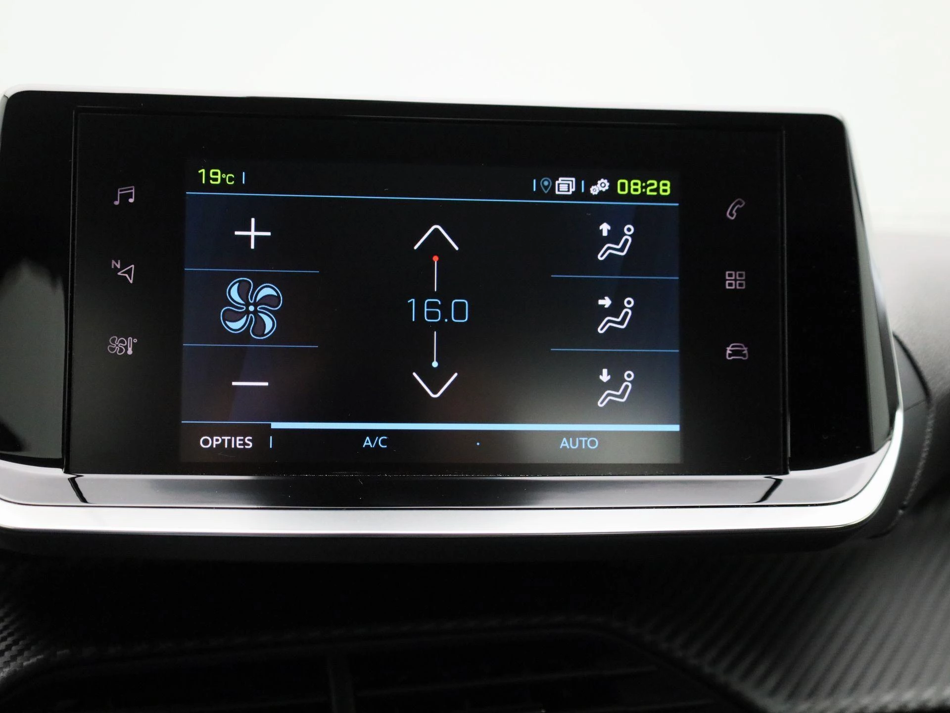 Peugeot-e-2008-image-30