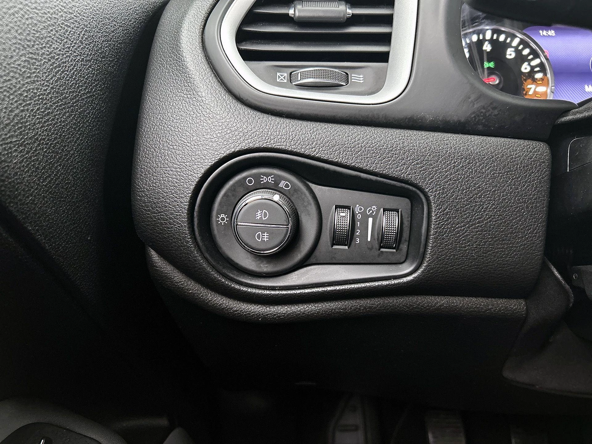 Jeep-Renegade-image-40
