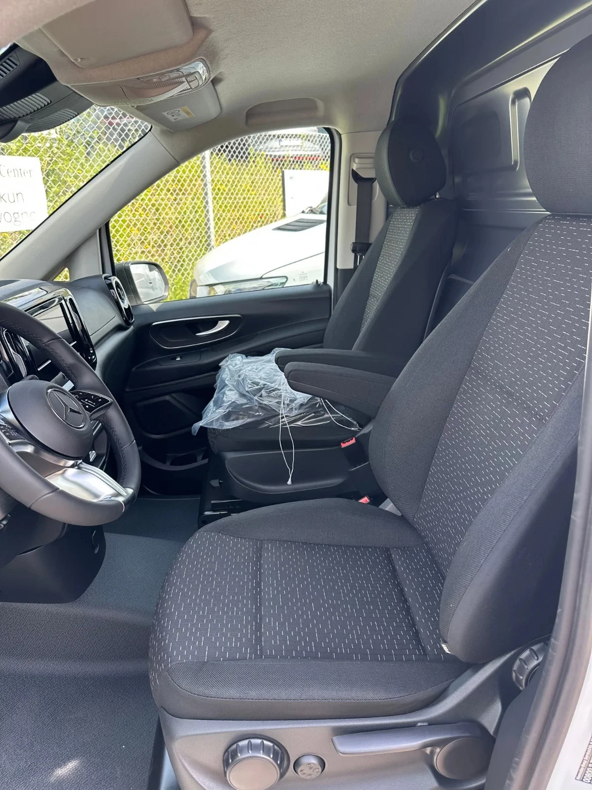 Mercedes-Benz-eVito-image-10