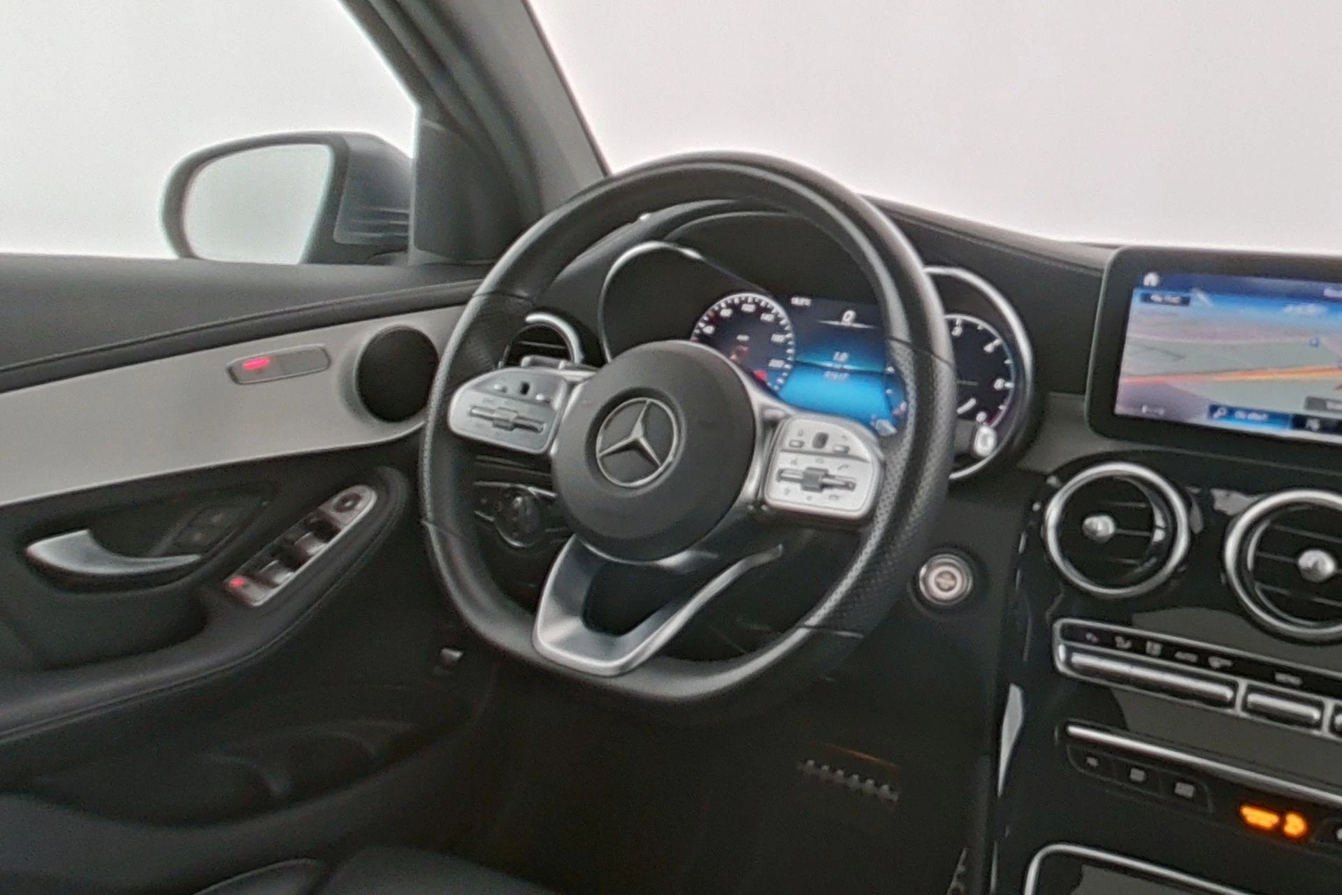Mercedes-Benz-GLC-image-12